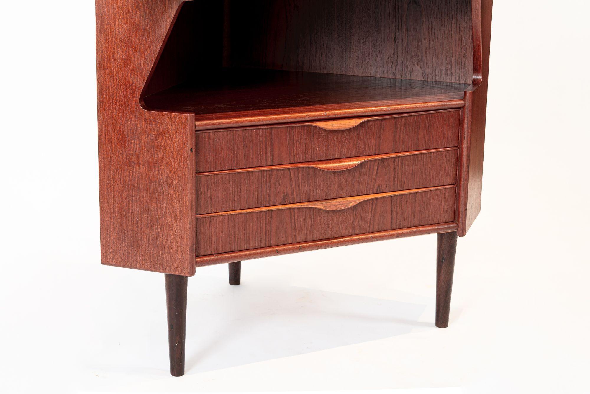 Ottone Mobile da bar angolare in legno di teak danese del metà del secolo scorso 1960 in vendita
