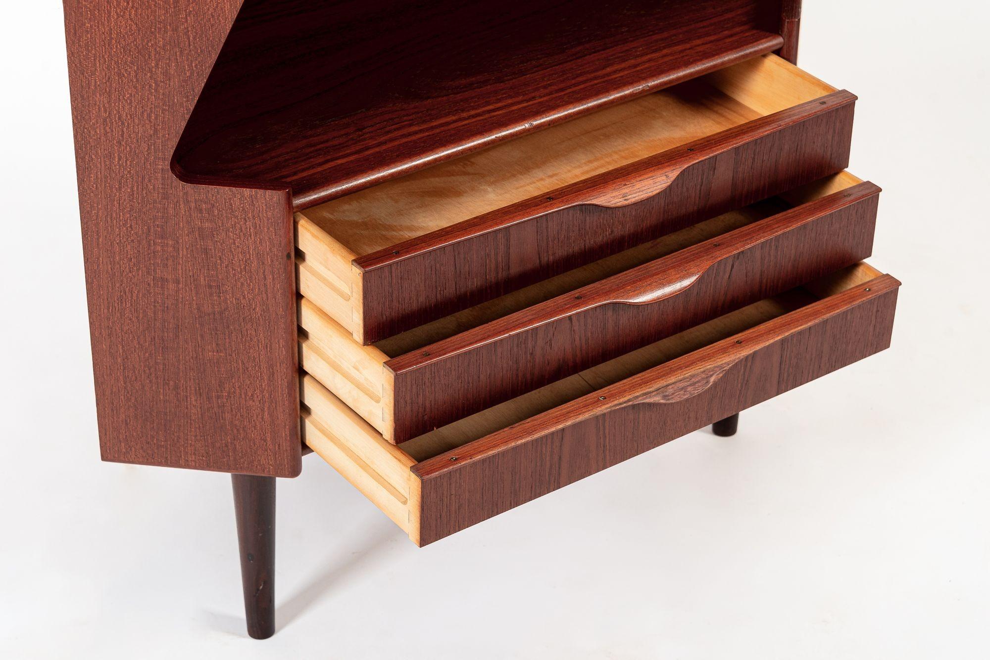 Mobile da bar angolare in legno di teak danese del metà del secolo scorso 1960 in vendita 1