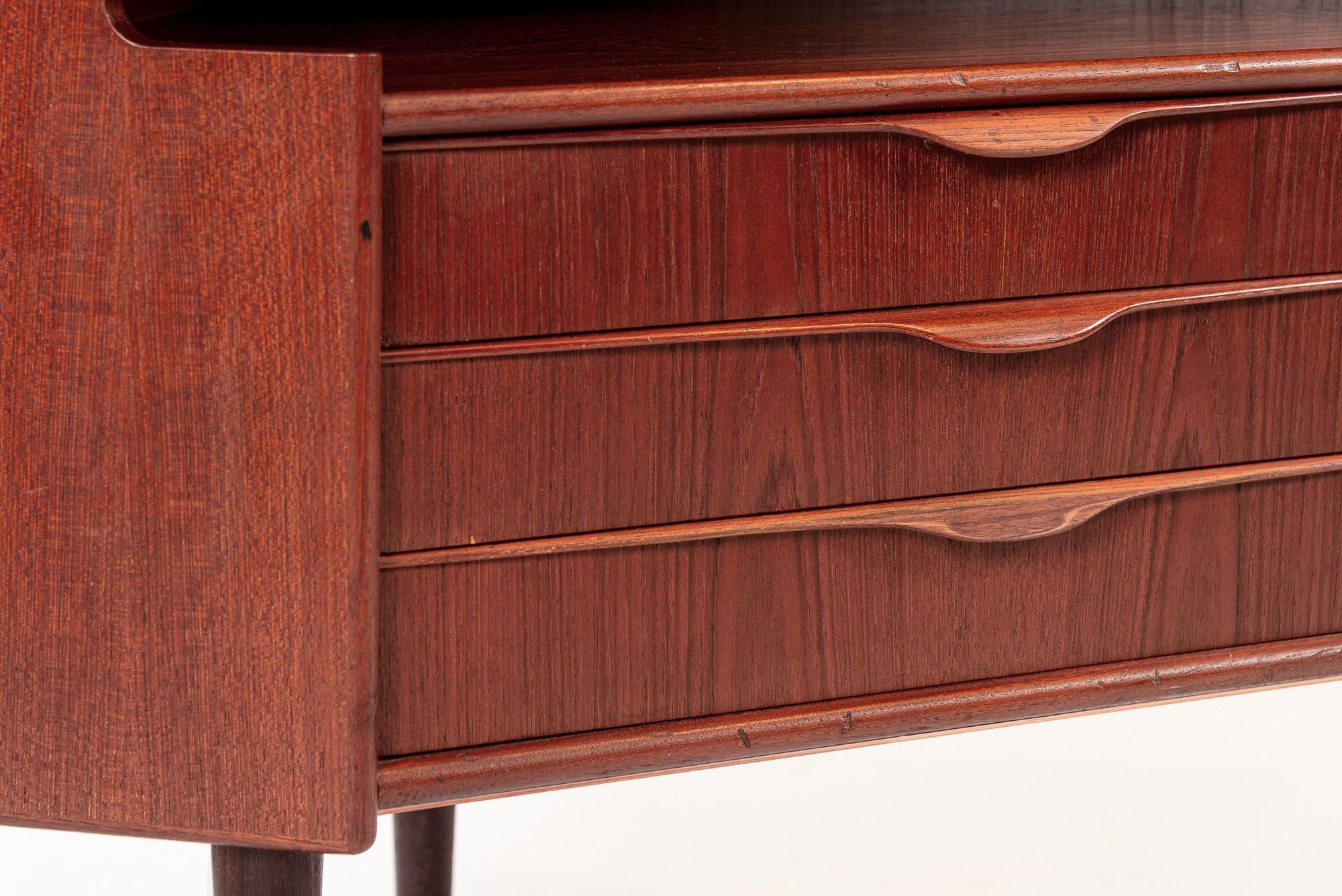 Mobile da bar angolare in legno di teak danese del metà del secolo scorso 1960 in vendita 2