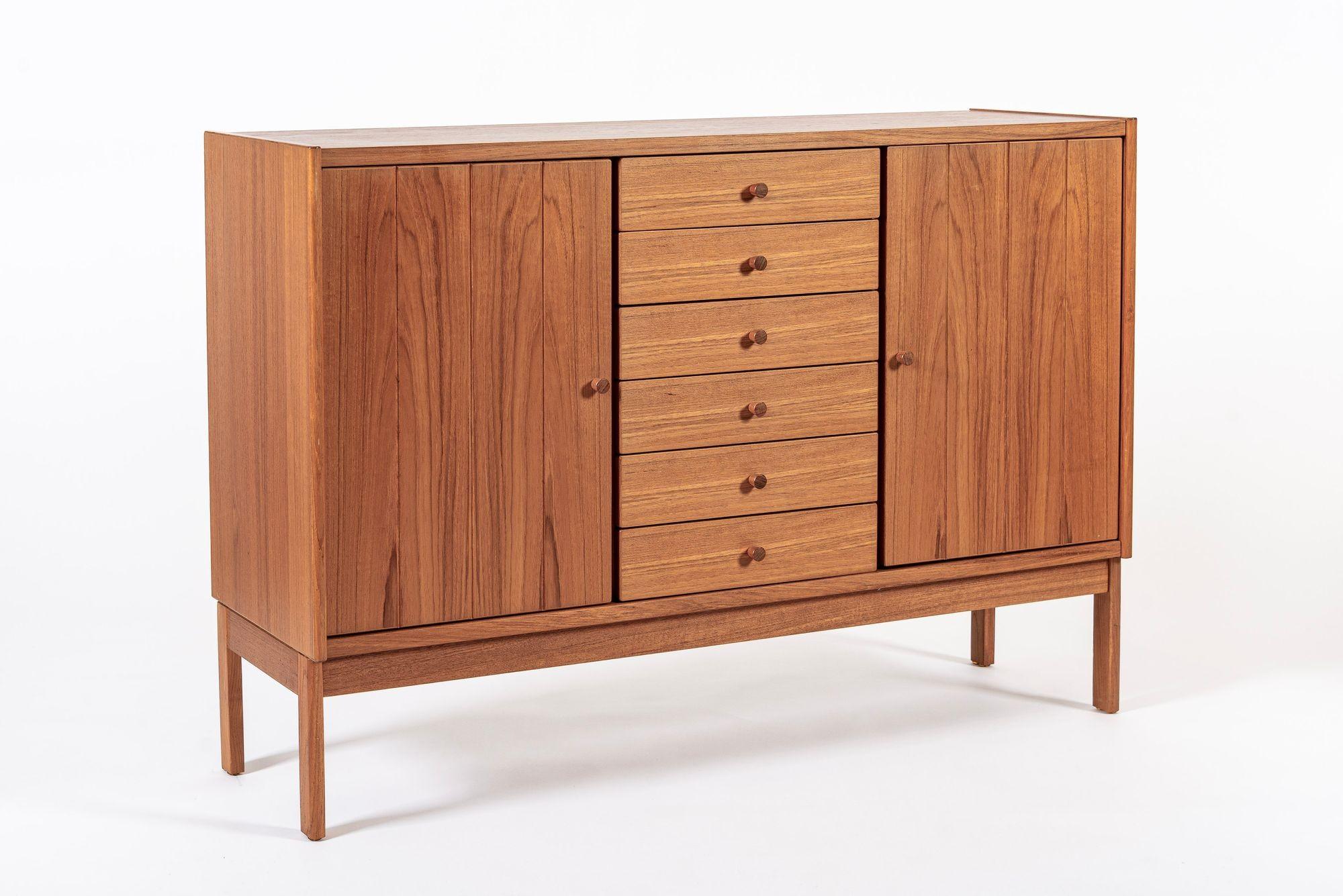 Credenza credenza mobile in legno di teak della metà del secolo scorso 4