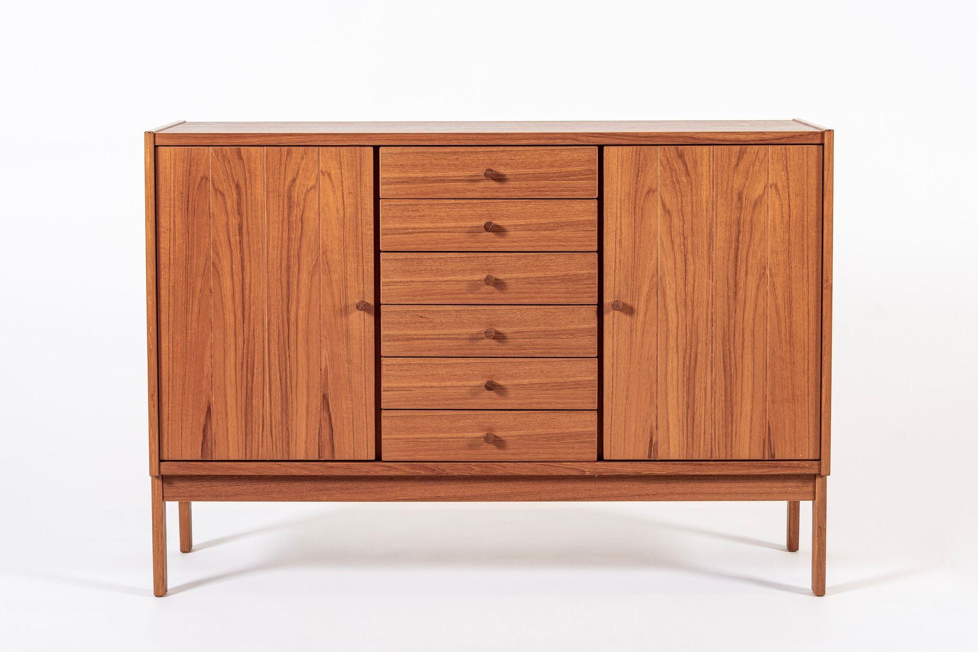 Questo mobile credenza danese moderno della metà del secolo è del 1970 circa. Questa credenza o server di dimensioni ridotte presenta un classico stile moderno scandinavo con un design minimalista e linee geometriche e pulite. Questo mobile dalle