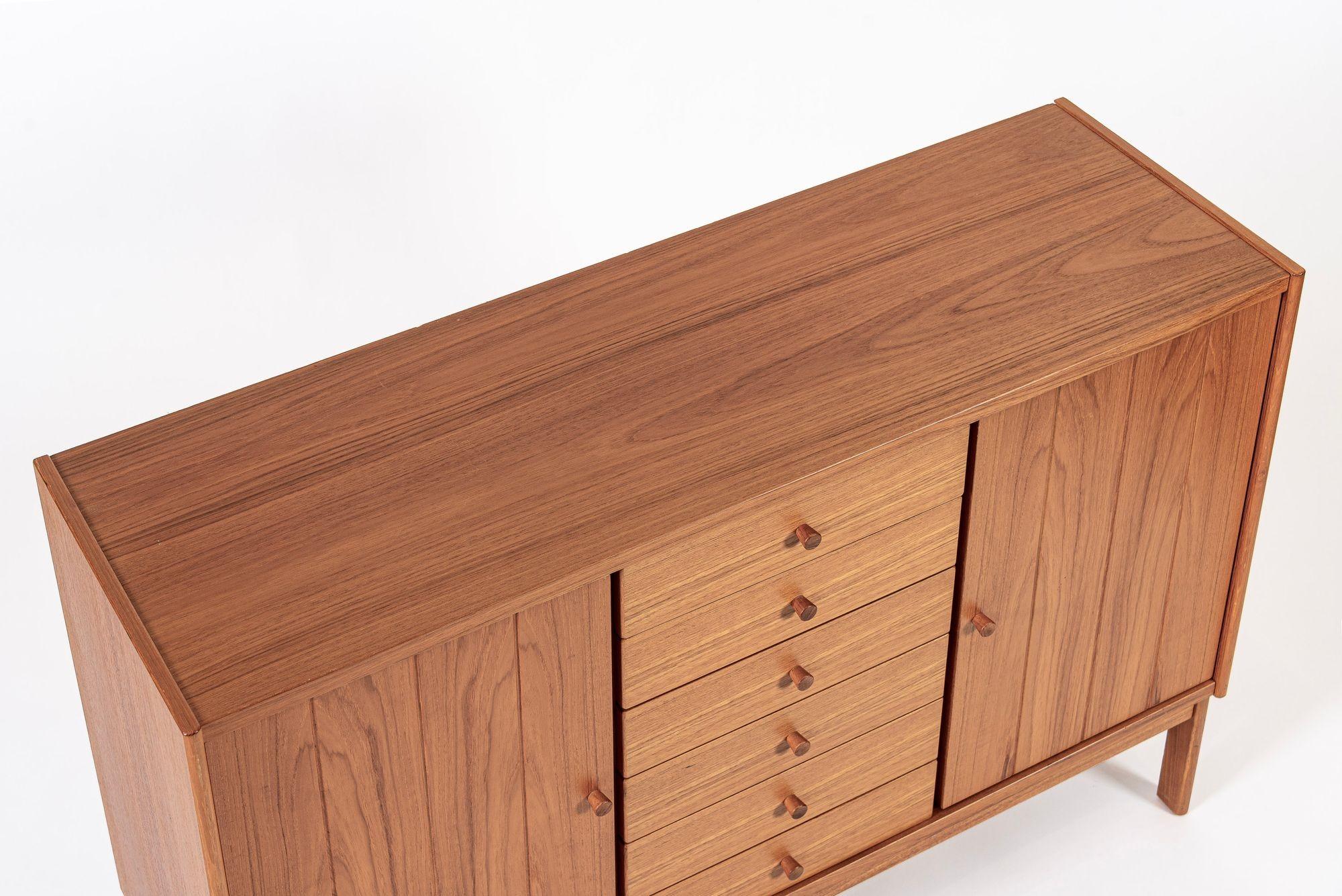 Mid-Century moderno Credenza credenza mobile in legno di teak della metà del secolo scorso