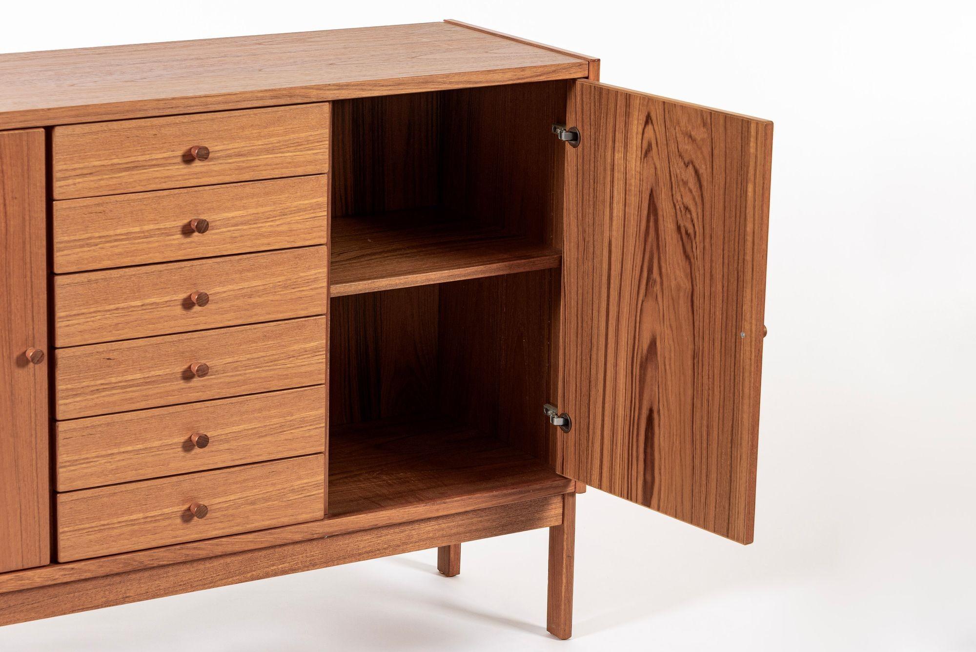 Credenza credenza mobile in legno di teak della metà del secolo scorso In condizioni buone a Detroit, MI