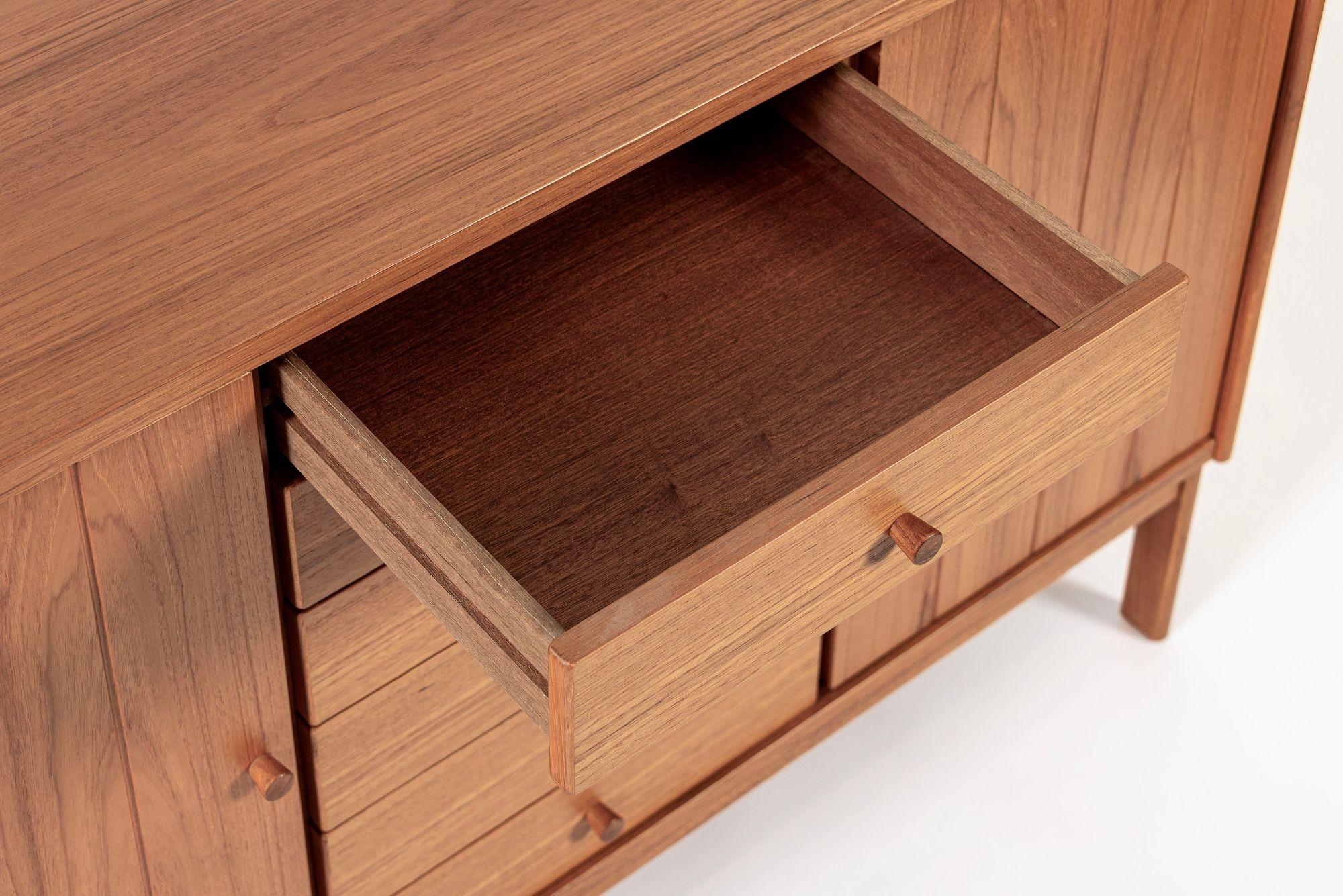 Fine XX secolo Credenza credenza mobile in legno di teak della metà del secolo scorso