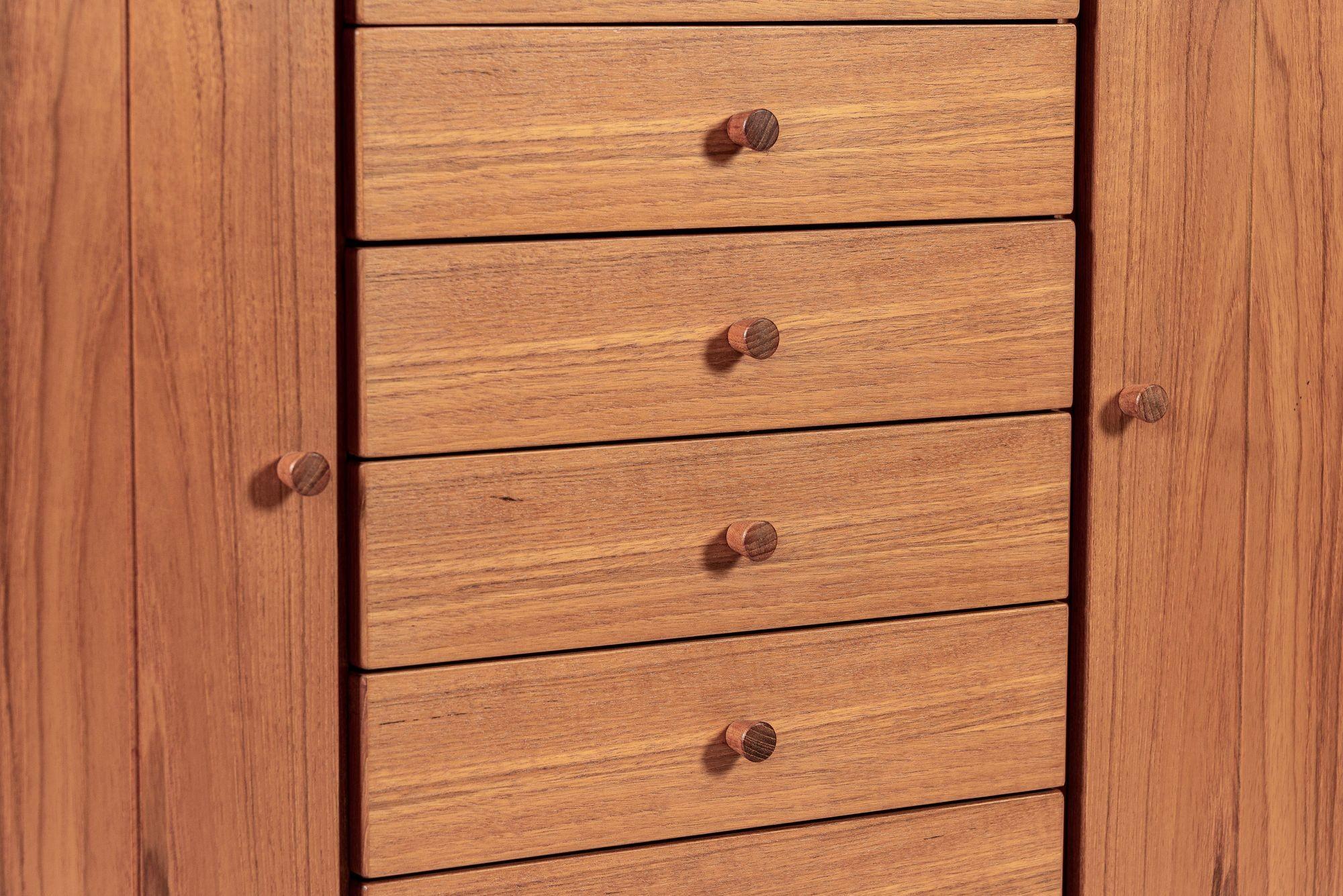 Credenza credenza mobile in legno di teak della metà del secolo scorso 1