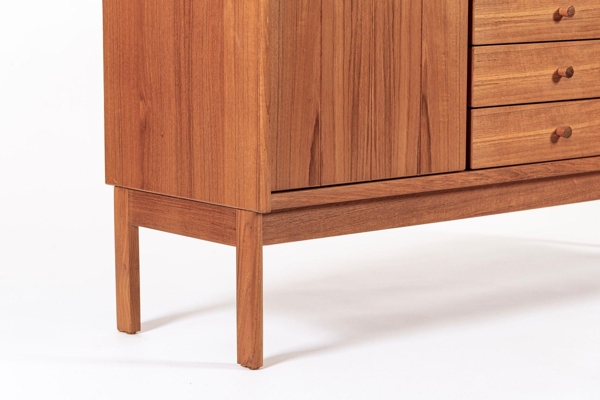 Credenza credenza mobile in legno di teak della metà del secolo scorso 2