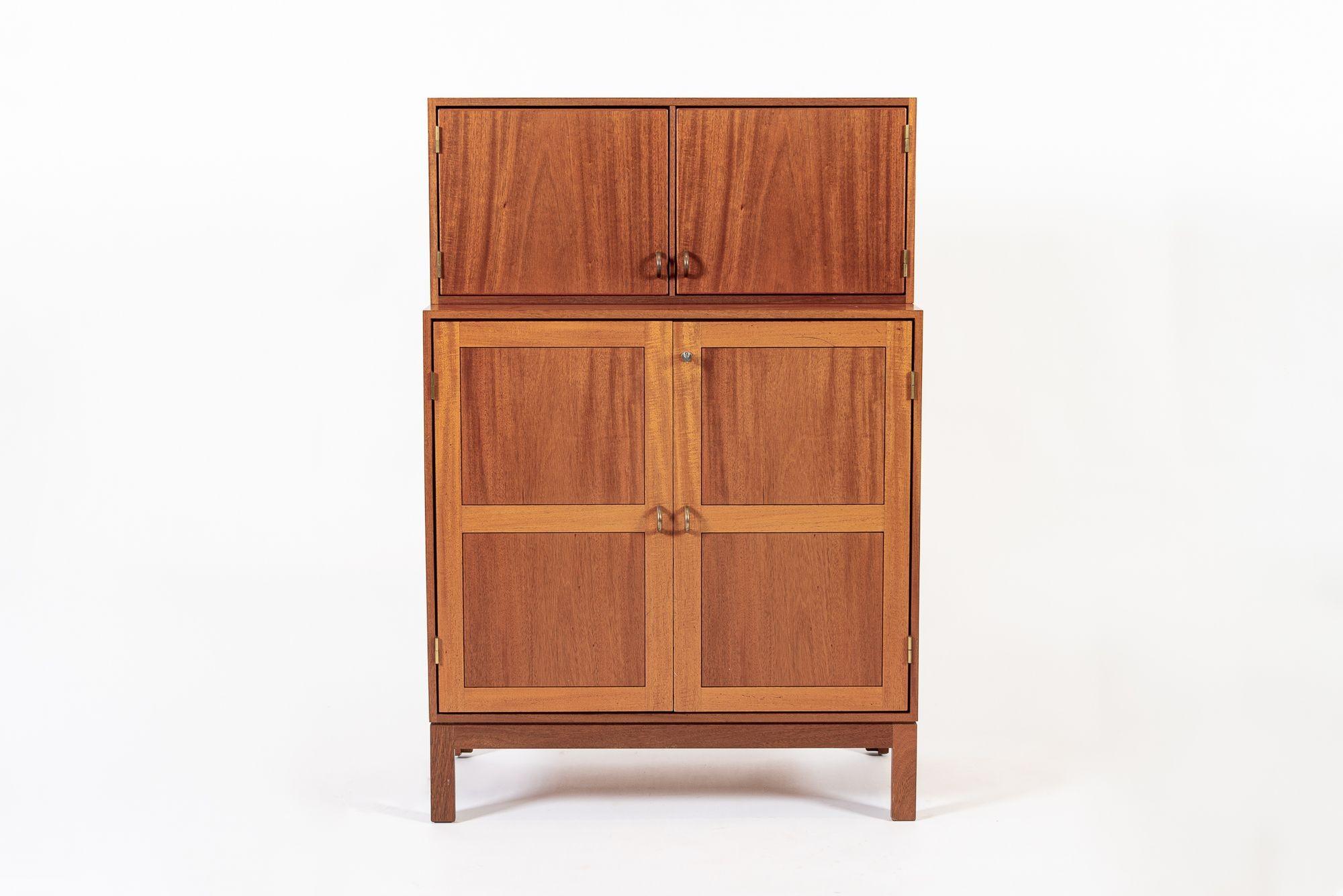 Questo eccezionale mobile vintage di metà secolo in teak danese moderno, progettato da Christian Hvidt per Soborg Mobler, è stato realizzato in Danimarca nel 1960 circa. Realizzato in modo impeccabile in legno di teak, il mobile presenta diverse