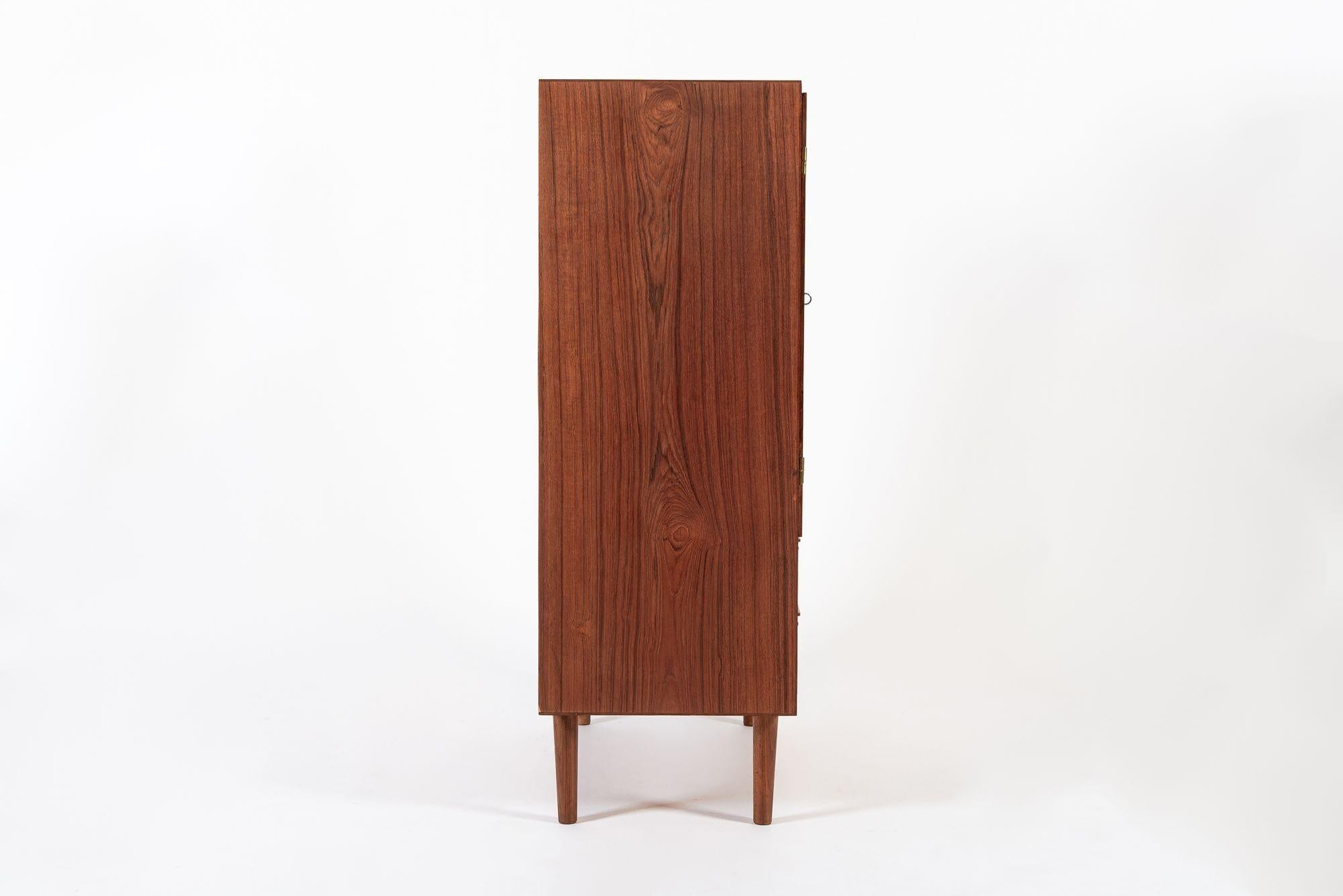 Mobile bar o ripostiglio in legno di teak danese della metà del secolo scorso in vendita 4