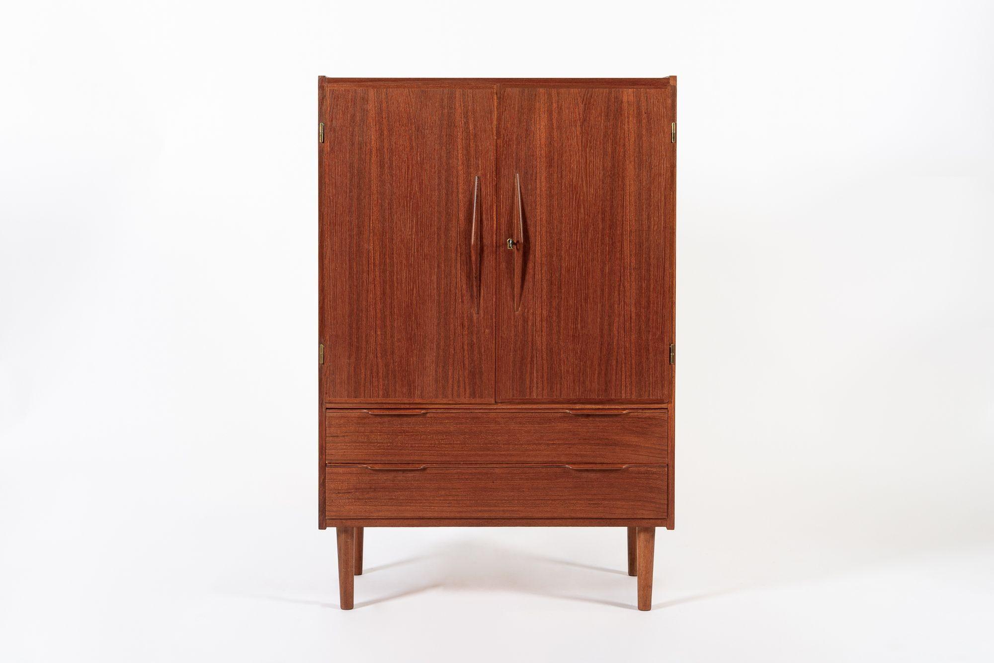 Mid-Century moderno Mobile bar o ripostiglio in legno di teak danese della metà del secolo scorso in vendita