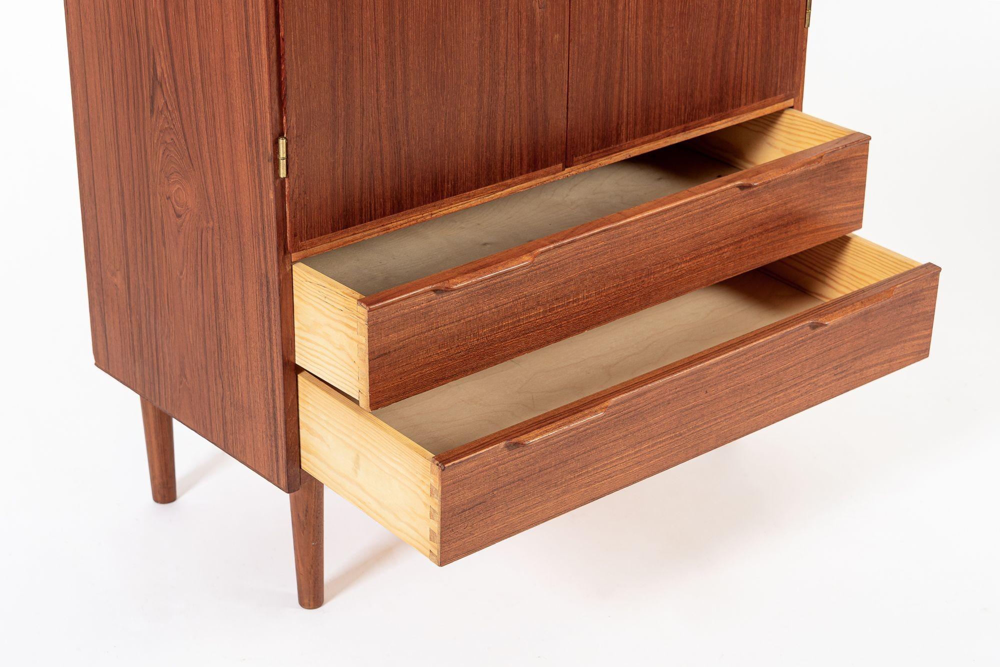 Ottone Mobile bar o ripostiglio in legno di teak danese della metà del secolo scorso in vendita