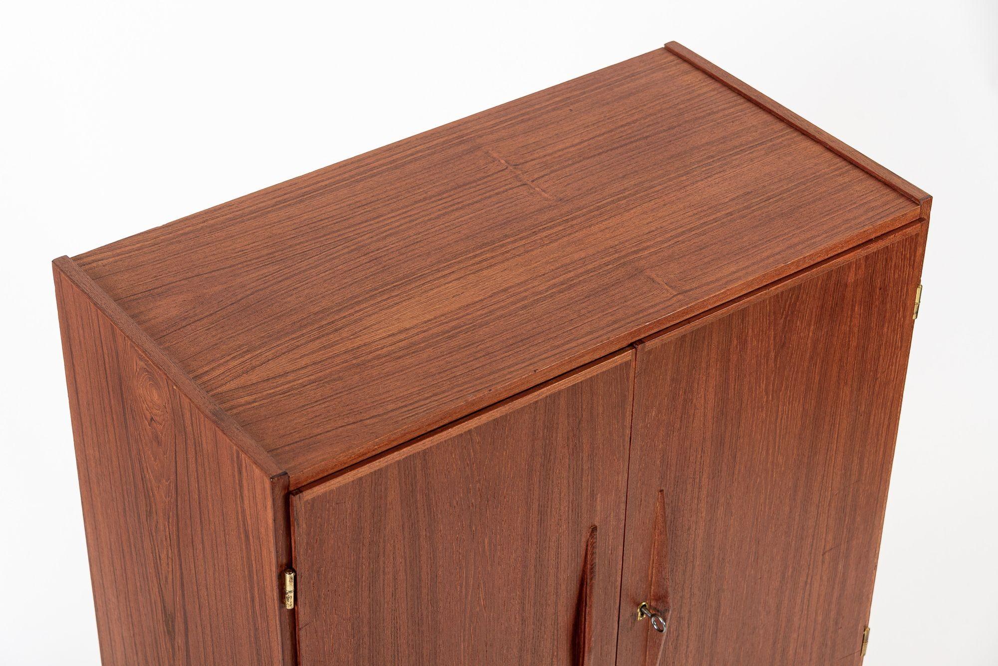 Mobile bar o ripostiglio in legno di teak danese della metà del secolo scorso in vendita 1