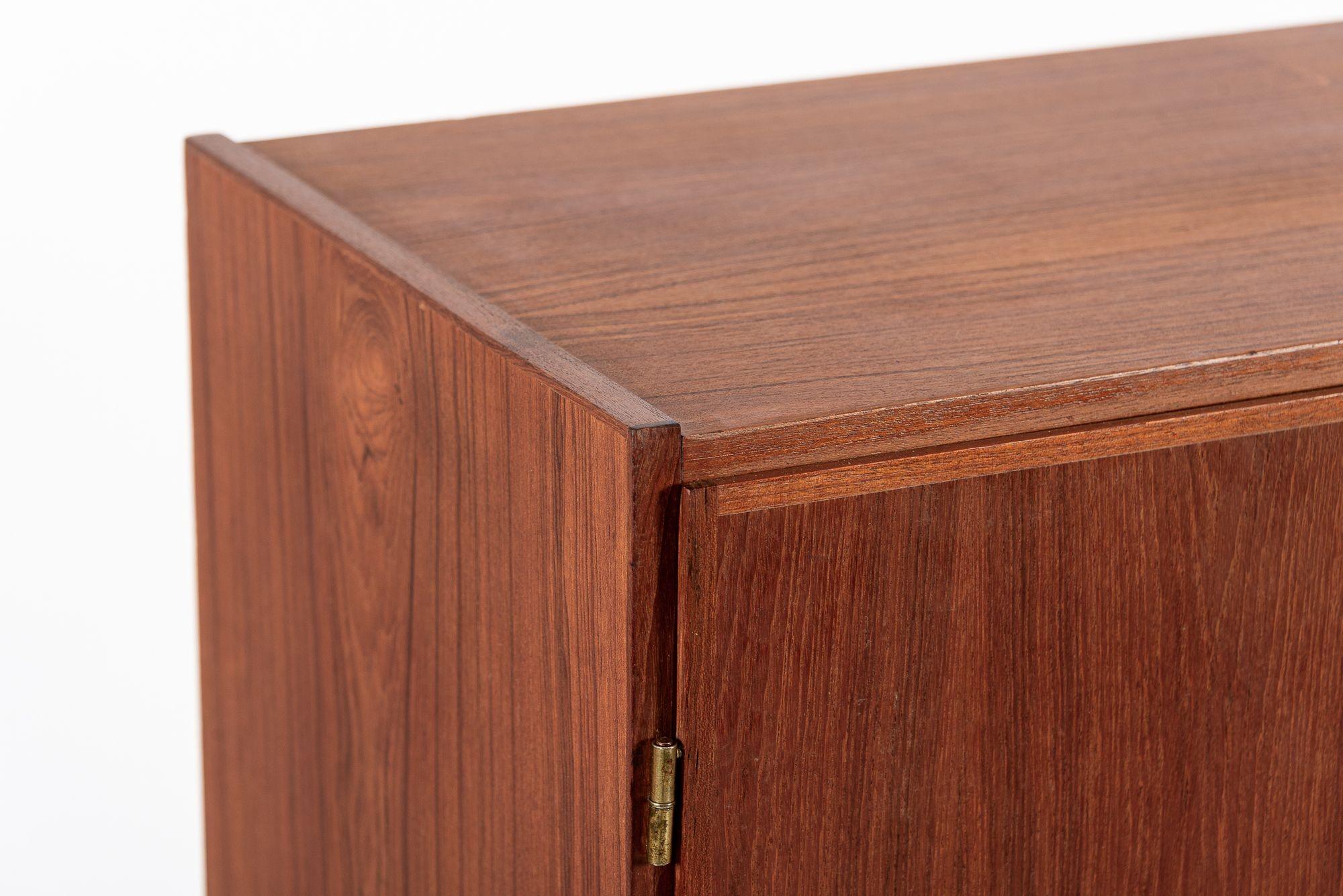 Mobile bar o ripostiglio in legno di teak danese della metà del secolo scorso in vendita 2