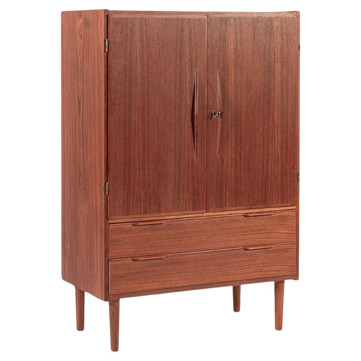 Mobile bar o ripostiglio in legno di teak danese della metà del secolo scorso in vendita