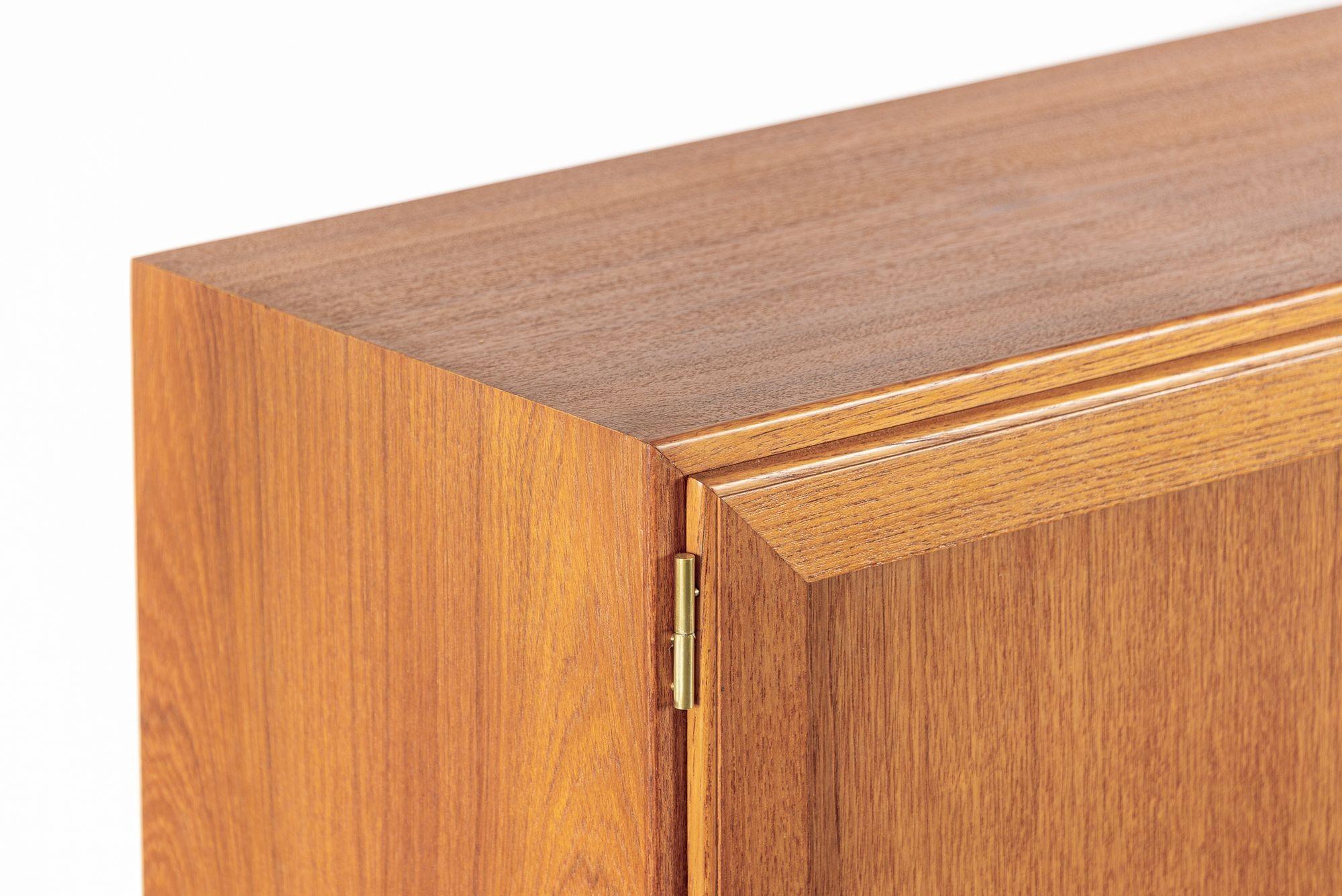 Mid Century Danish Teak Wood Storage Wandschrank im Angebot 3