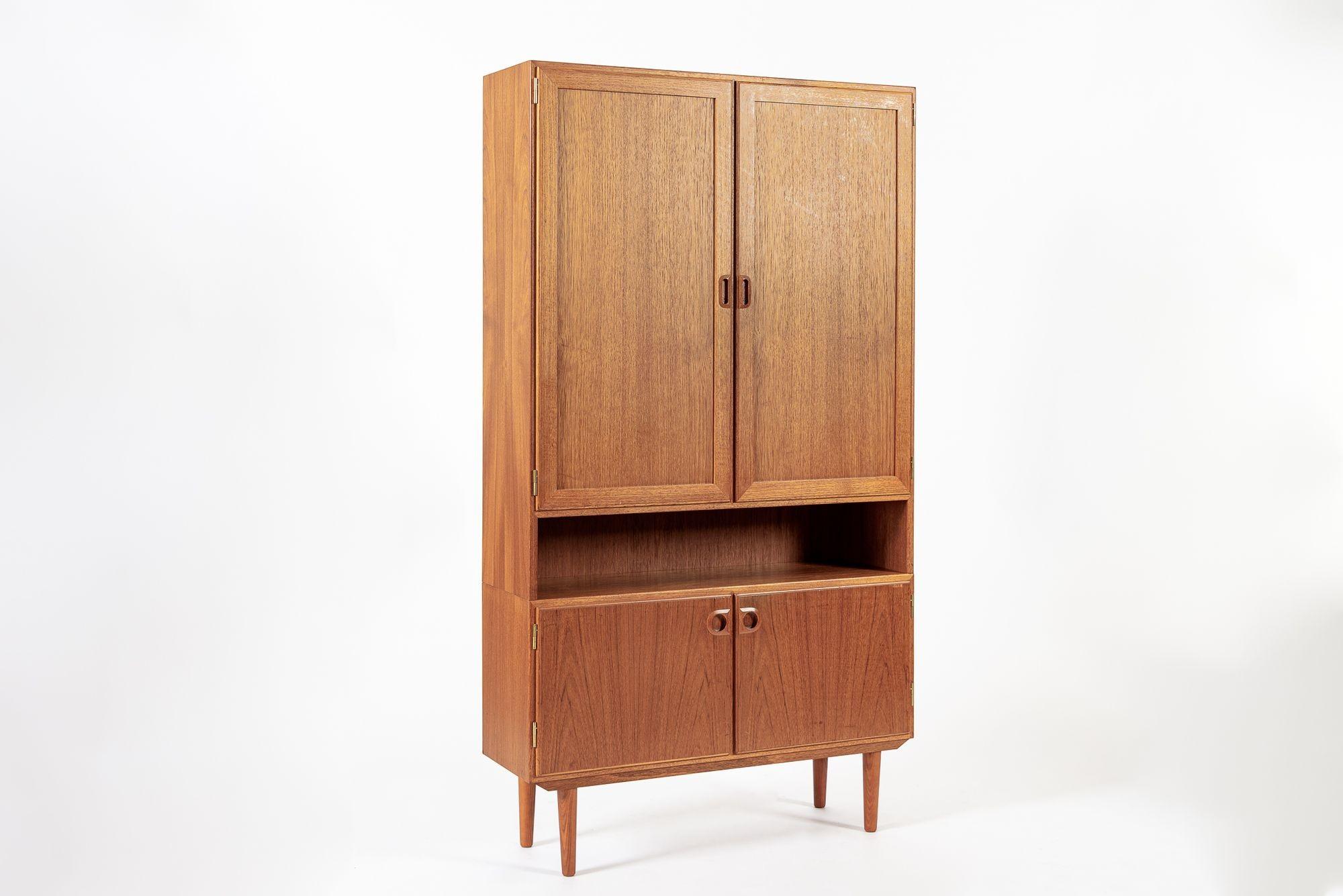 Dieser einzigartige dänische moderne Teakholzschrank aus der Mitte des Jahrhunderts wurde um 1960 in Dänemark hergestellt. Das klassische skandinavische Design hat klare, minimalistische Linien und eine elegante, geometrische Proportion und ist aus
