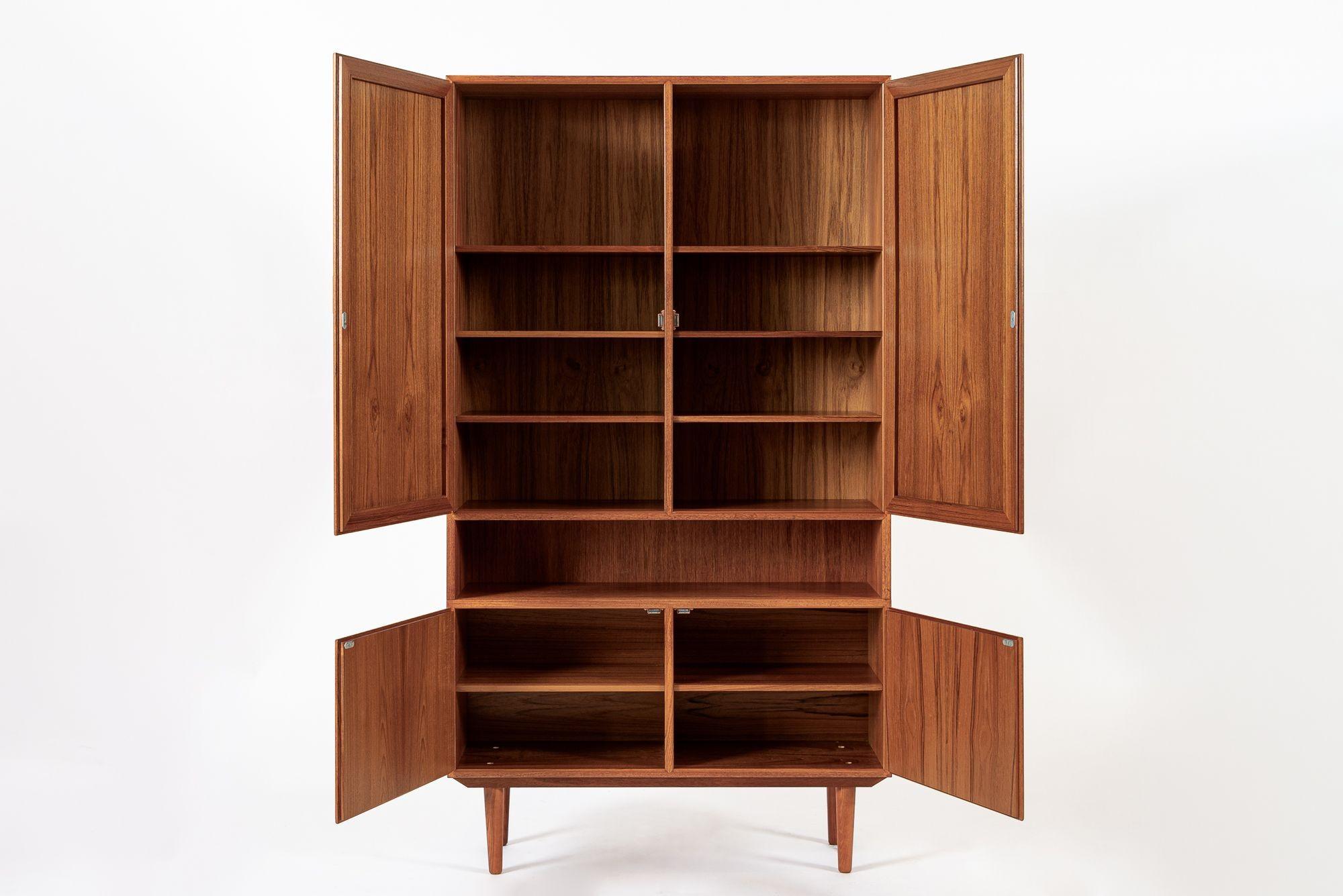 Mid Century Danish Teak Wood Storage Wandschrank (Moderne der Mitte des Jahrhunderts) im Angebot