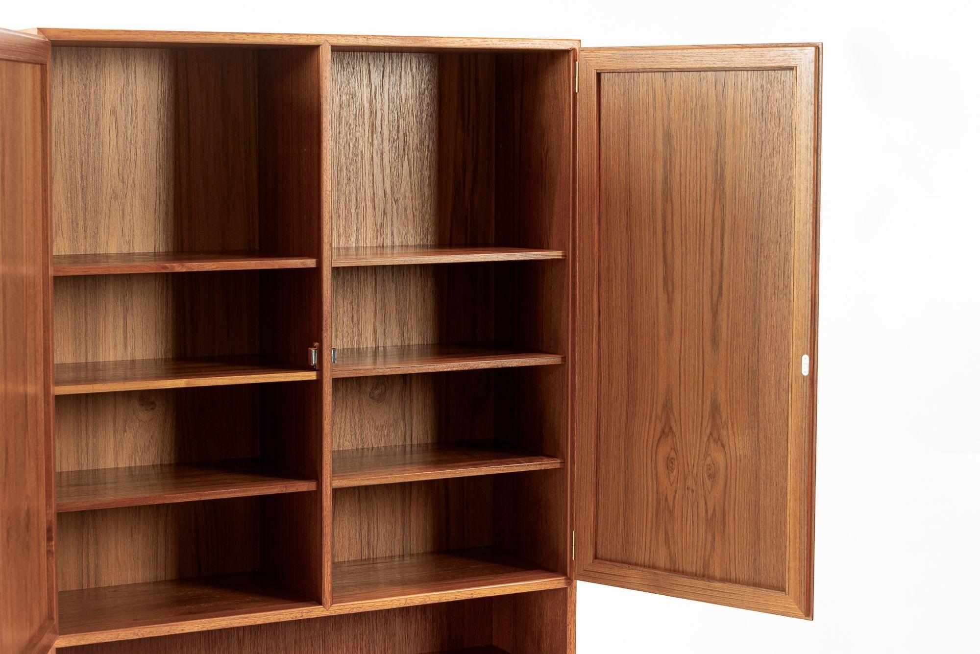 Mid Century Danish Teak Wood Storage Wandschrank (Dänisch) im Angebot