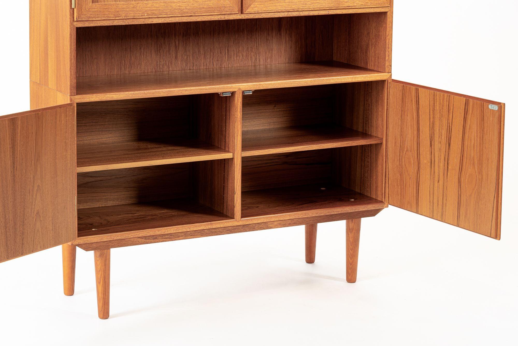 Mid Century Danish Teak Wood Storage Wandschrank im Zustand „Gut“ im Angebot in Detroit, MI