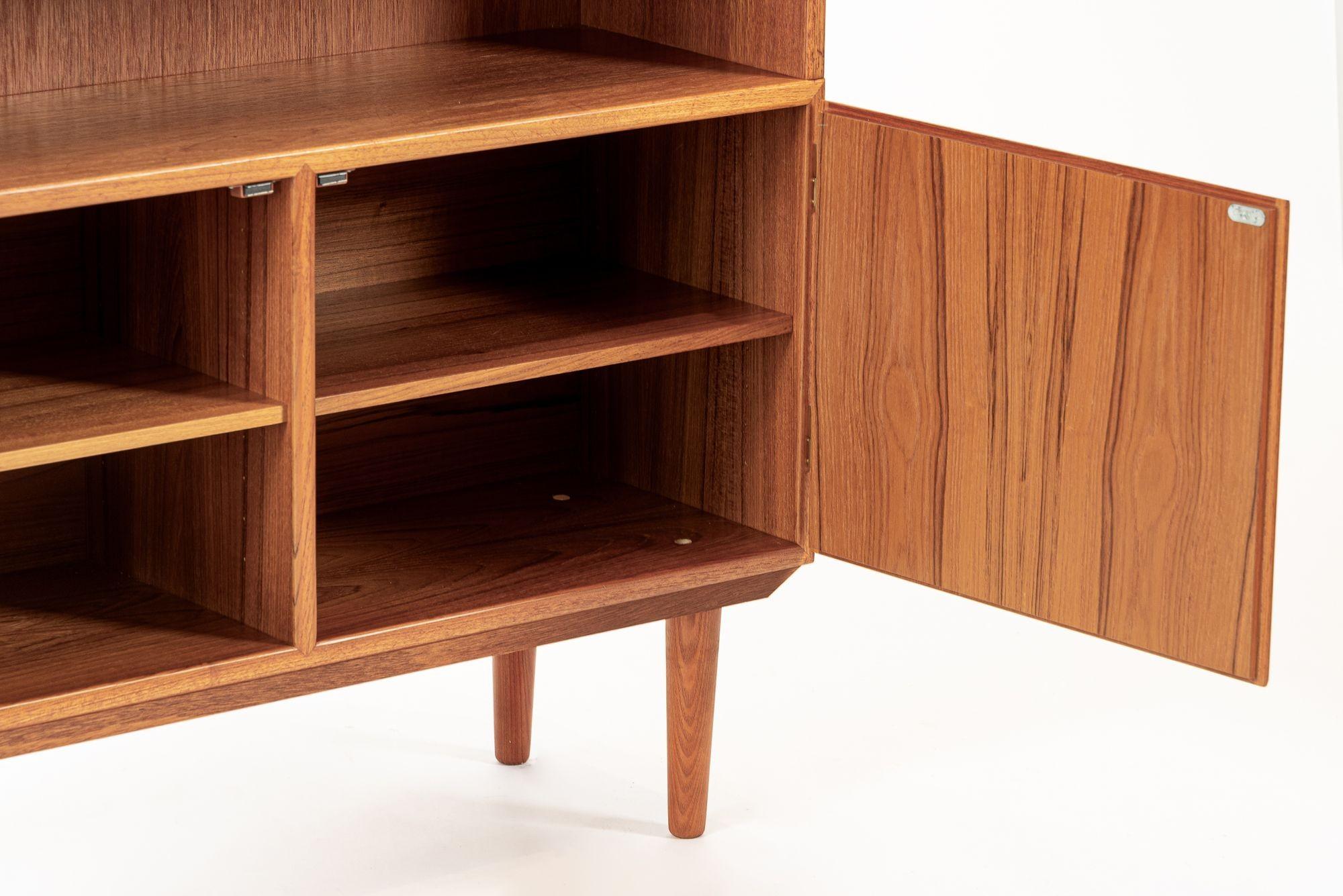 Mid Century Danish Teak Wood Storage Wandschrank (Mitte des 20. Jahrhunderts) im Angebot