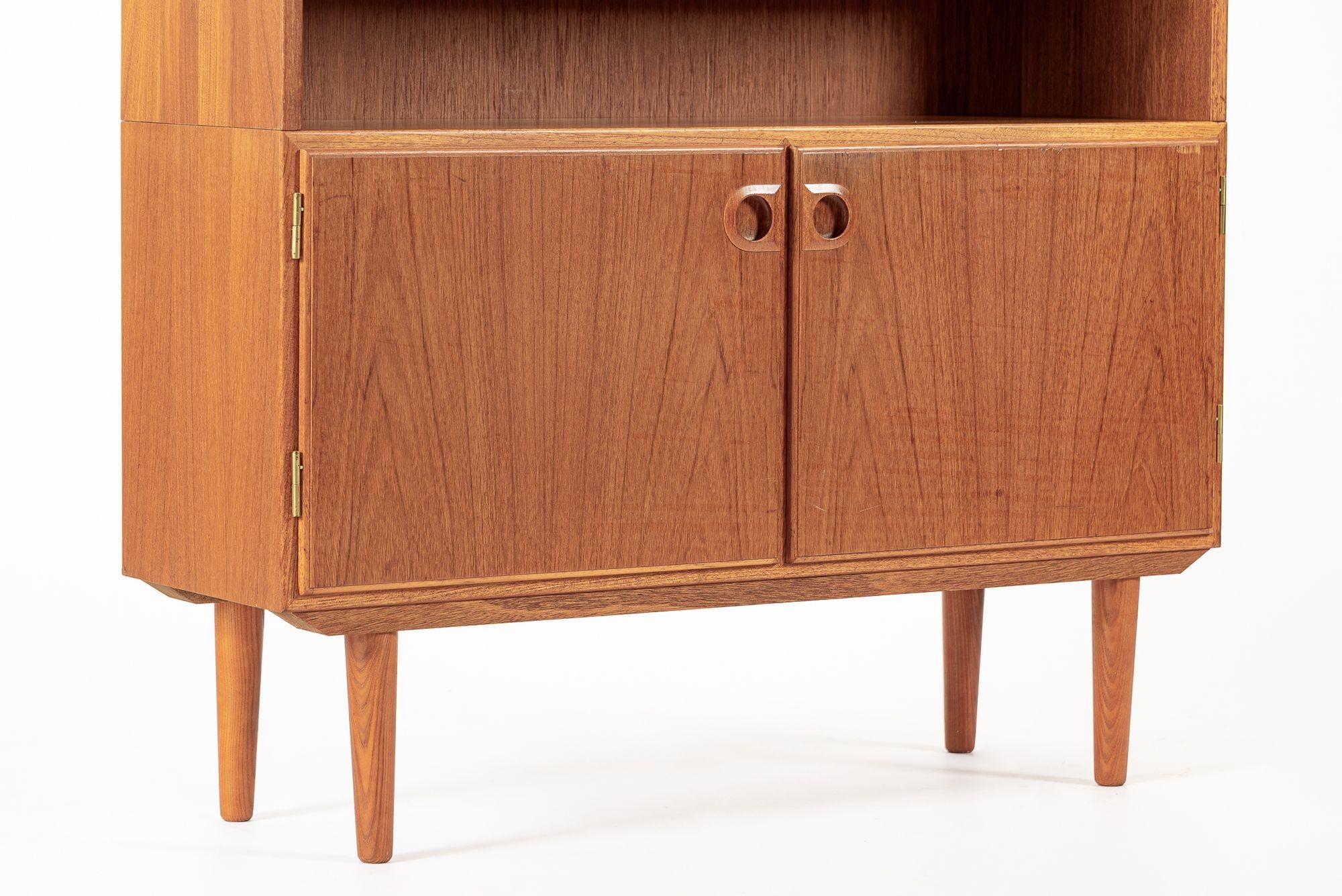 Mid Century Danish Teak Wood Storage Wandschrank (Messing) im Angebot