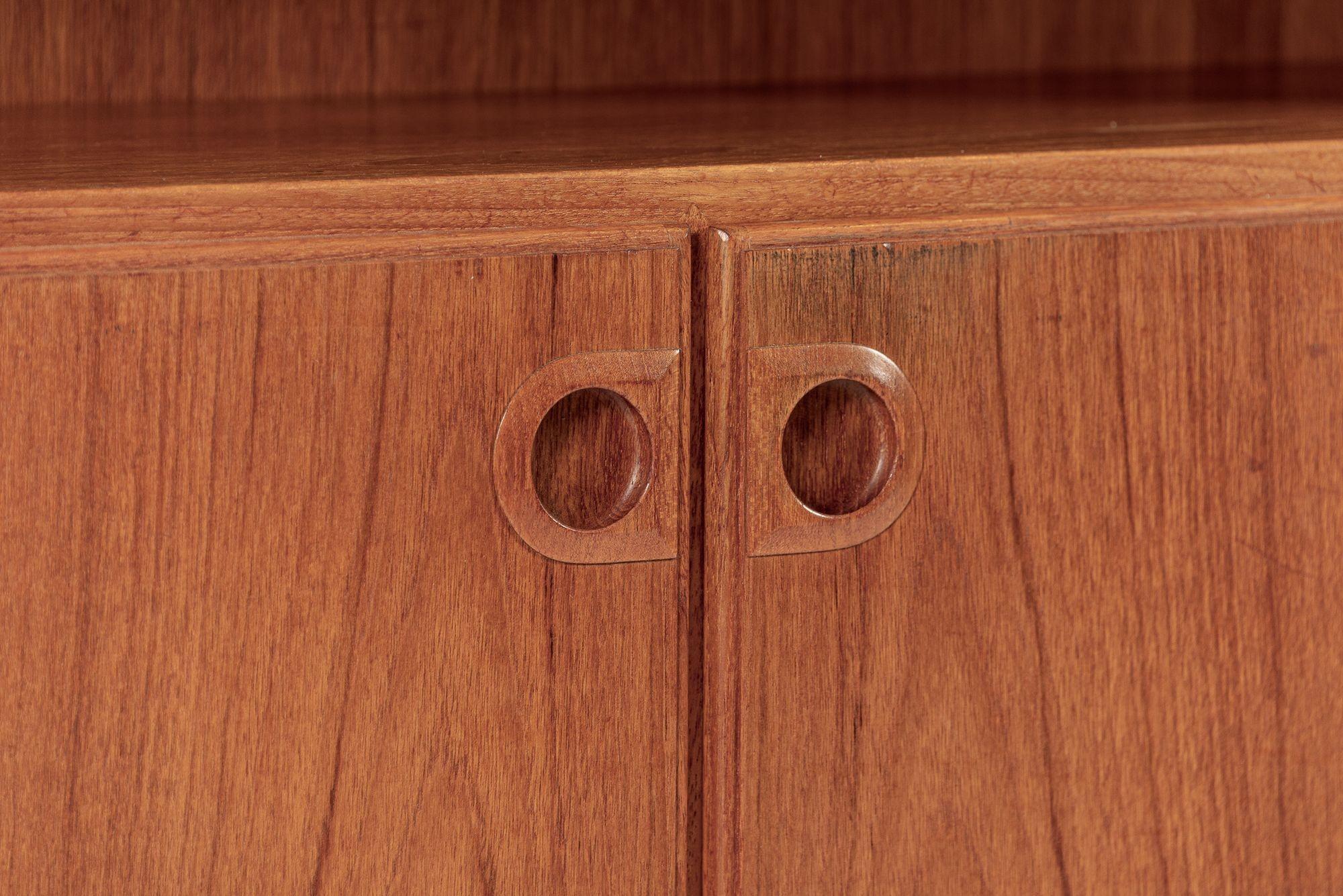 Mid Century Danish Teak Wood Storage Wandschrank im Angebot 1