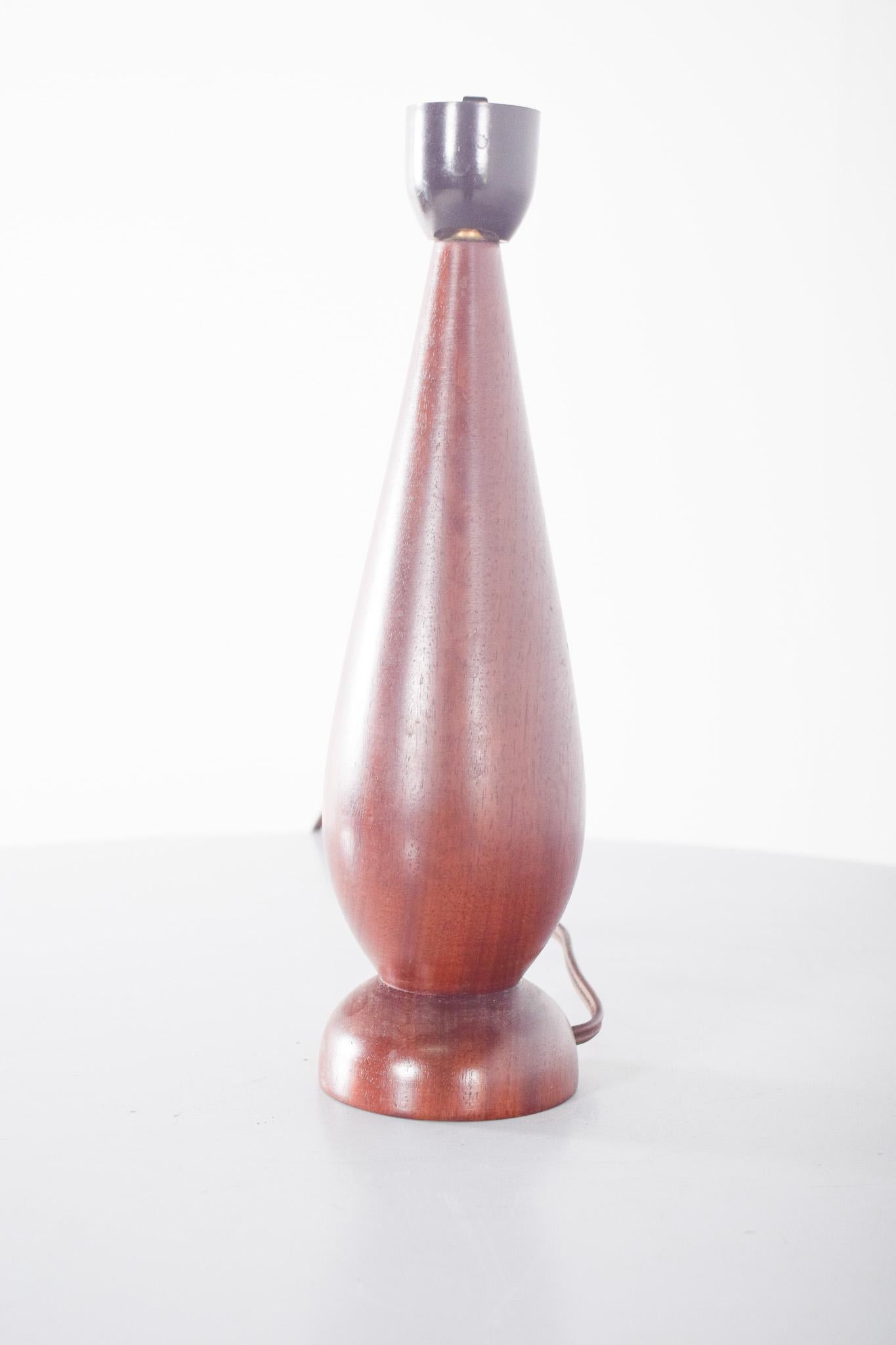 Mid-Century Modern Lampe de table danoise du milieu du siècle en bois de teck en vente