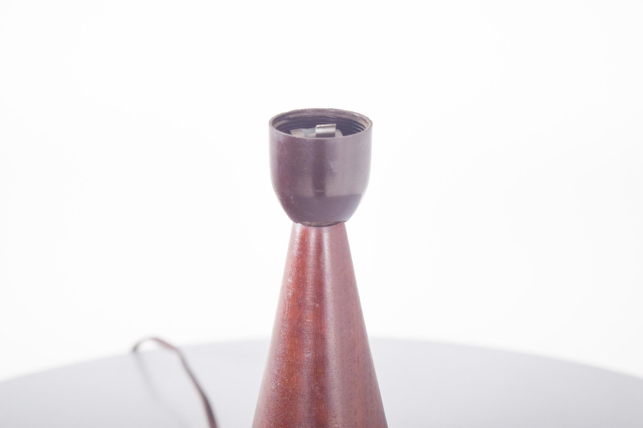 Danois Lampe de table danoise du milieu du siècle en bois de teck en vente
