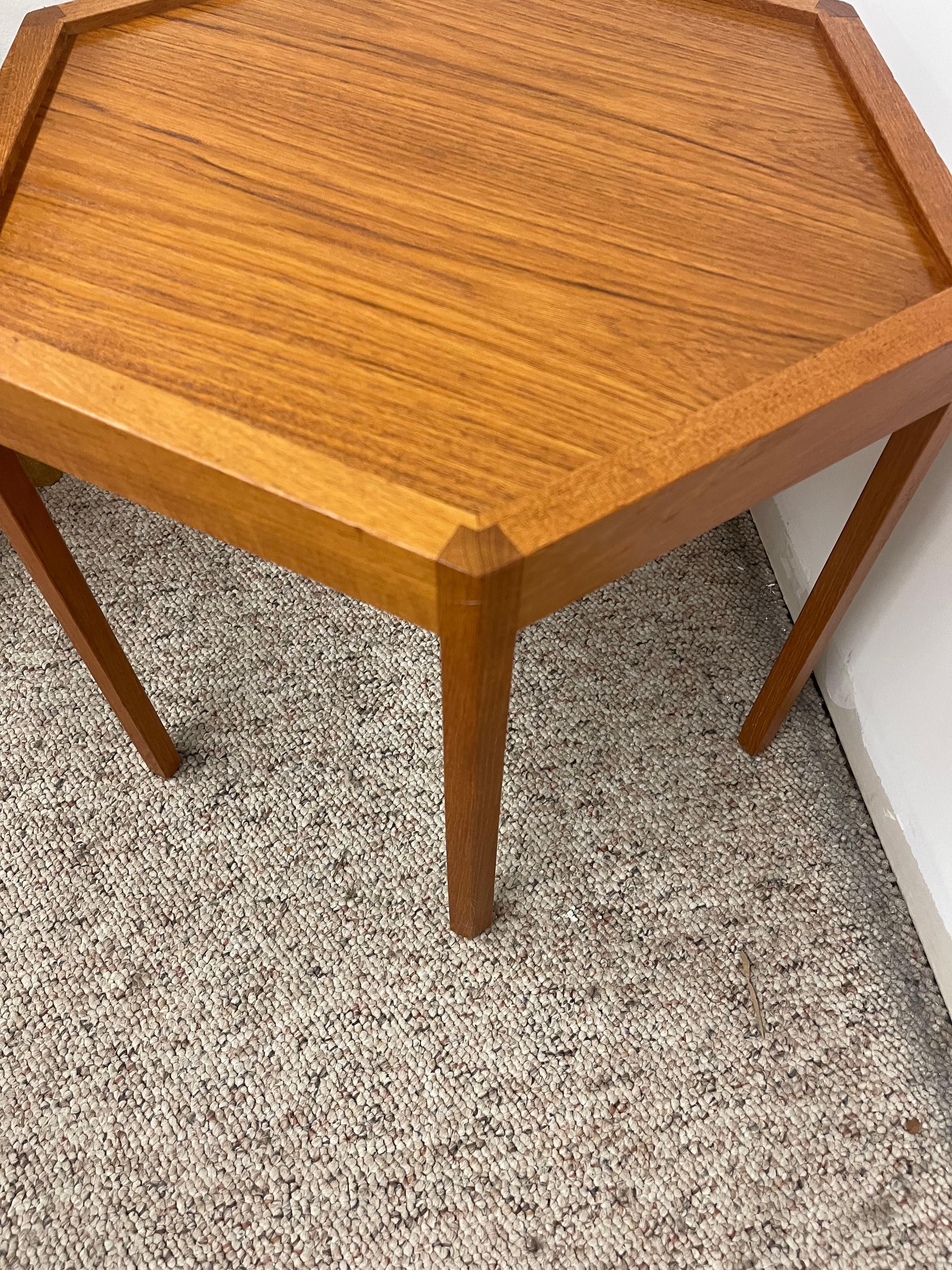 Mid-Century Danish Teakwood Hexagonal Side Table by Hans Christian Anderson. en venta 4