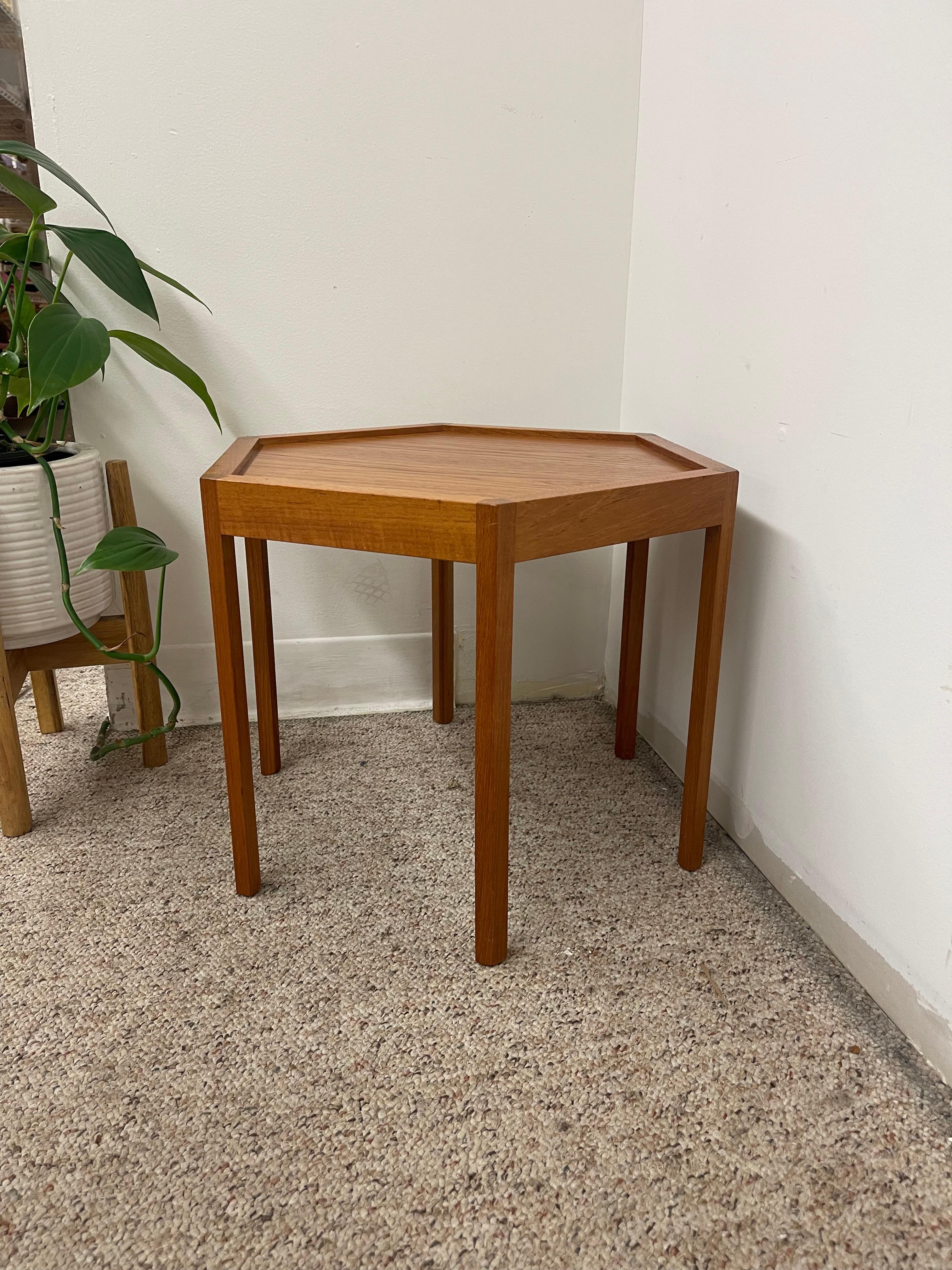 Mid-Century Danish Teakwood Hexagonal Side Table by Hans Christian Anderson. Moderno de mediados de siglo en venta