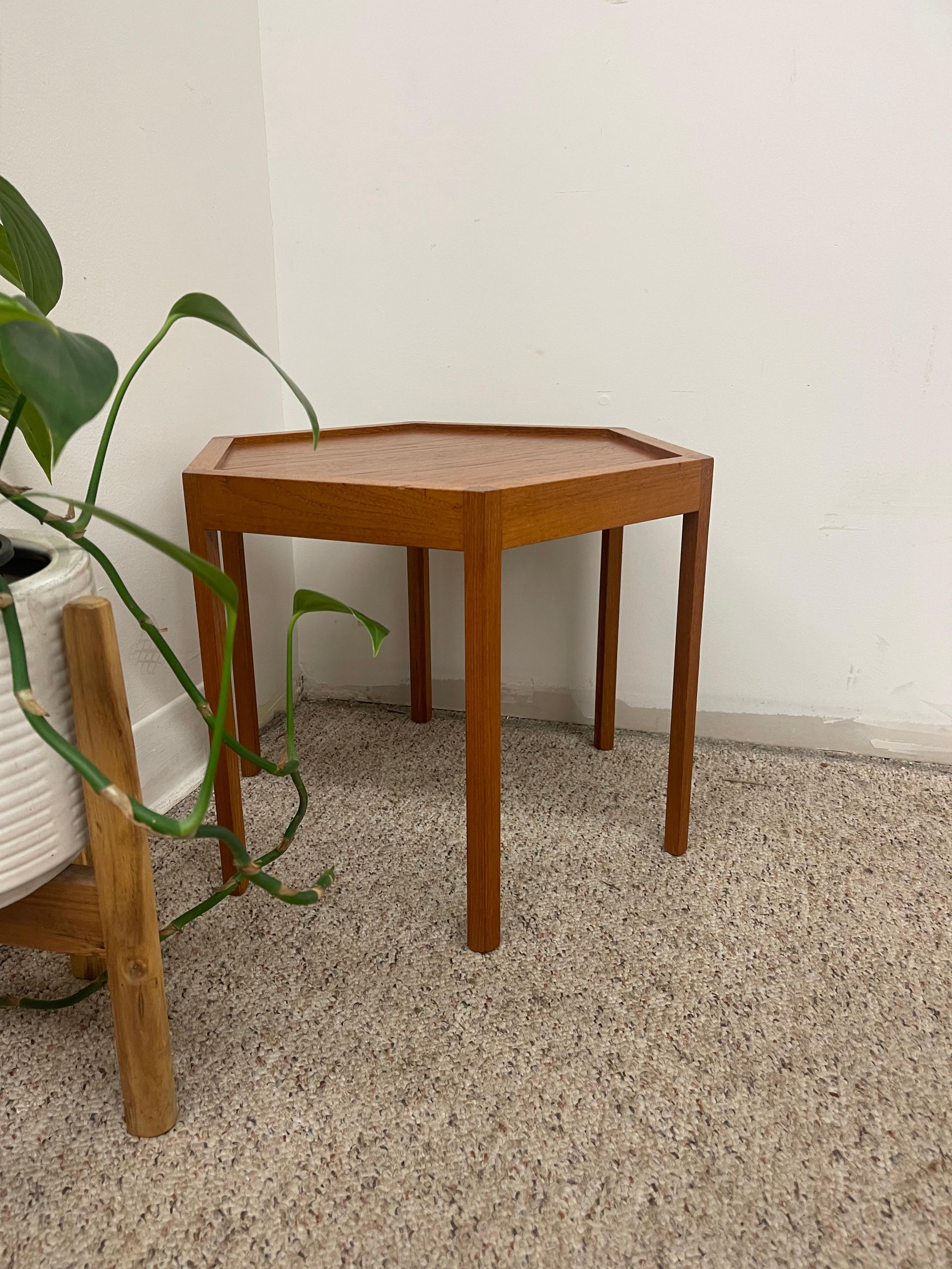 Mid-Century Danish Teakwood Hexagonal Side Table by Hans Christian Anderson. en Bueno estado para la venta en Seattle, WA