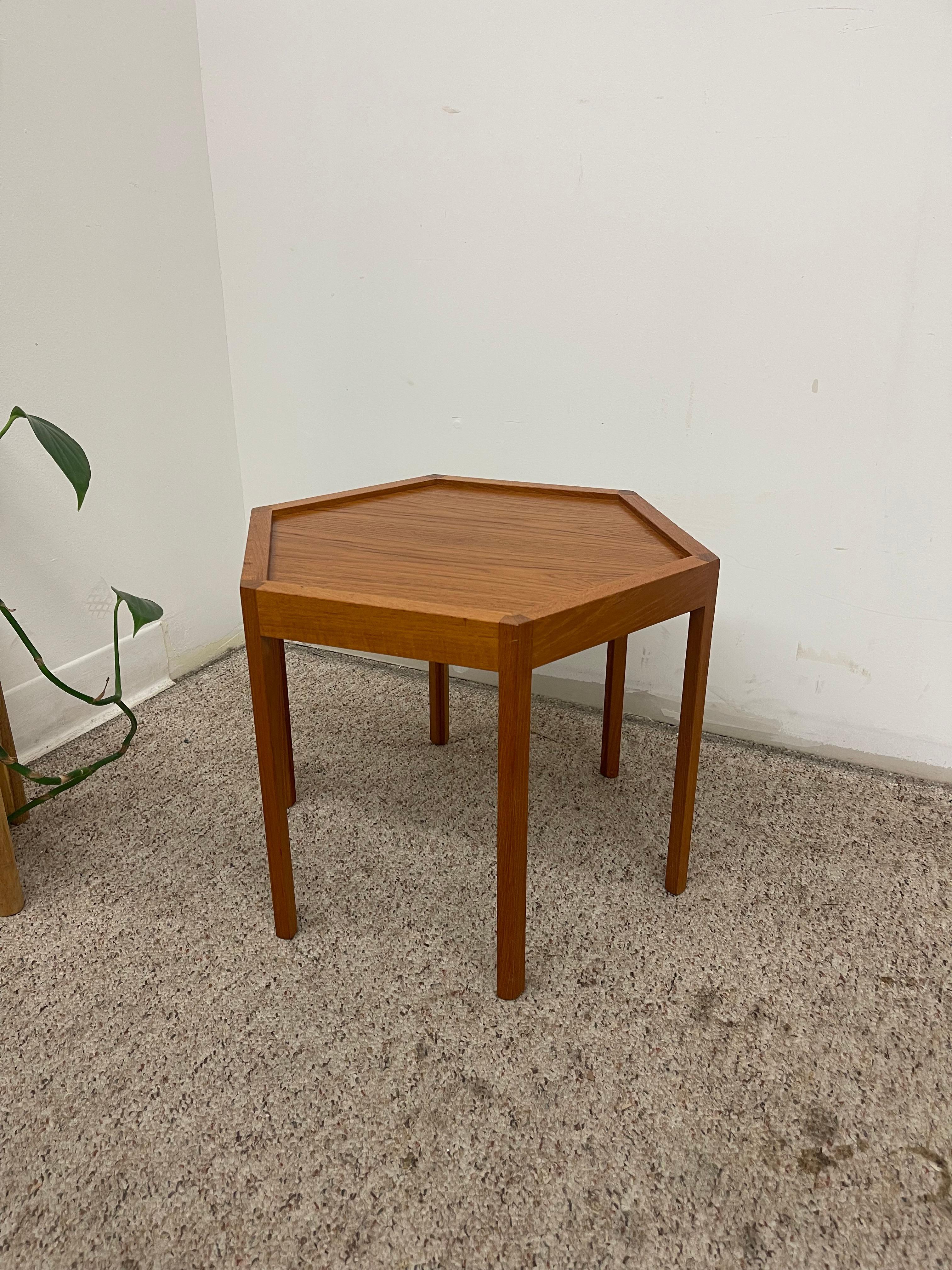 Mid-Century Danish Teakwood Hexagonal Side Table by Hans Christian Anderson. finales del siglo XX en venta