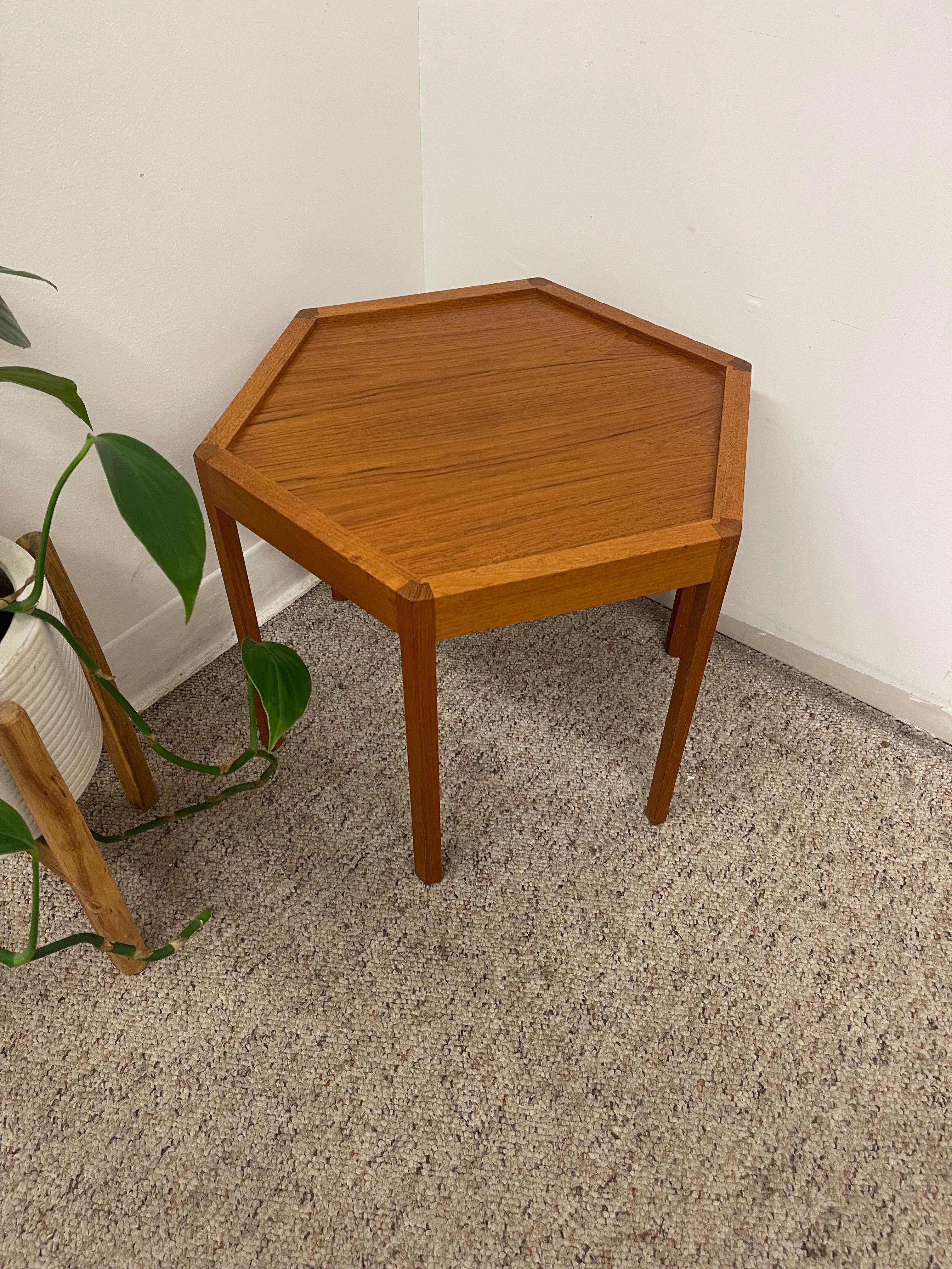Mid-Century Danish Teakwood Hexagonal Side Table by Hans Christian Anderson. Teca en venta