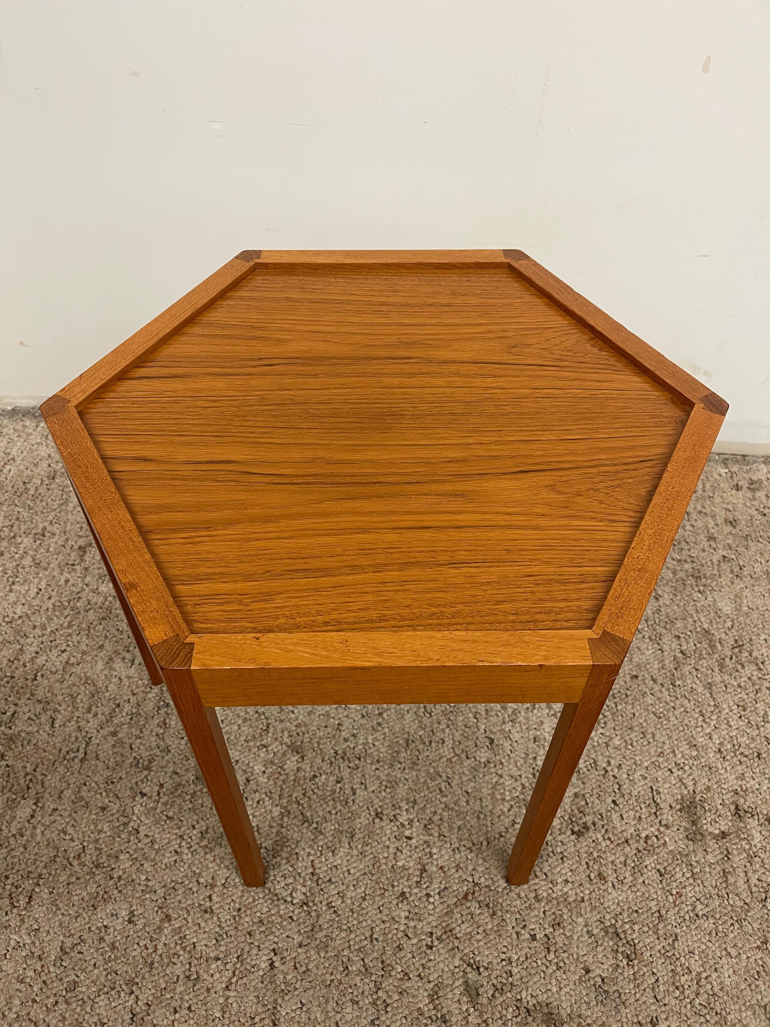 Mid-Century Danish Teakwood Hexagonal Side Table by Hans Christian Anderson. en venta 1