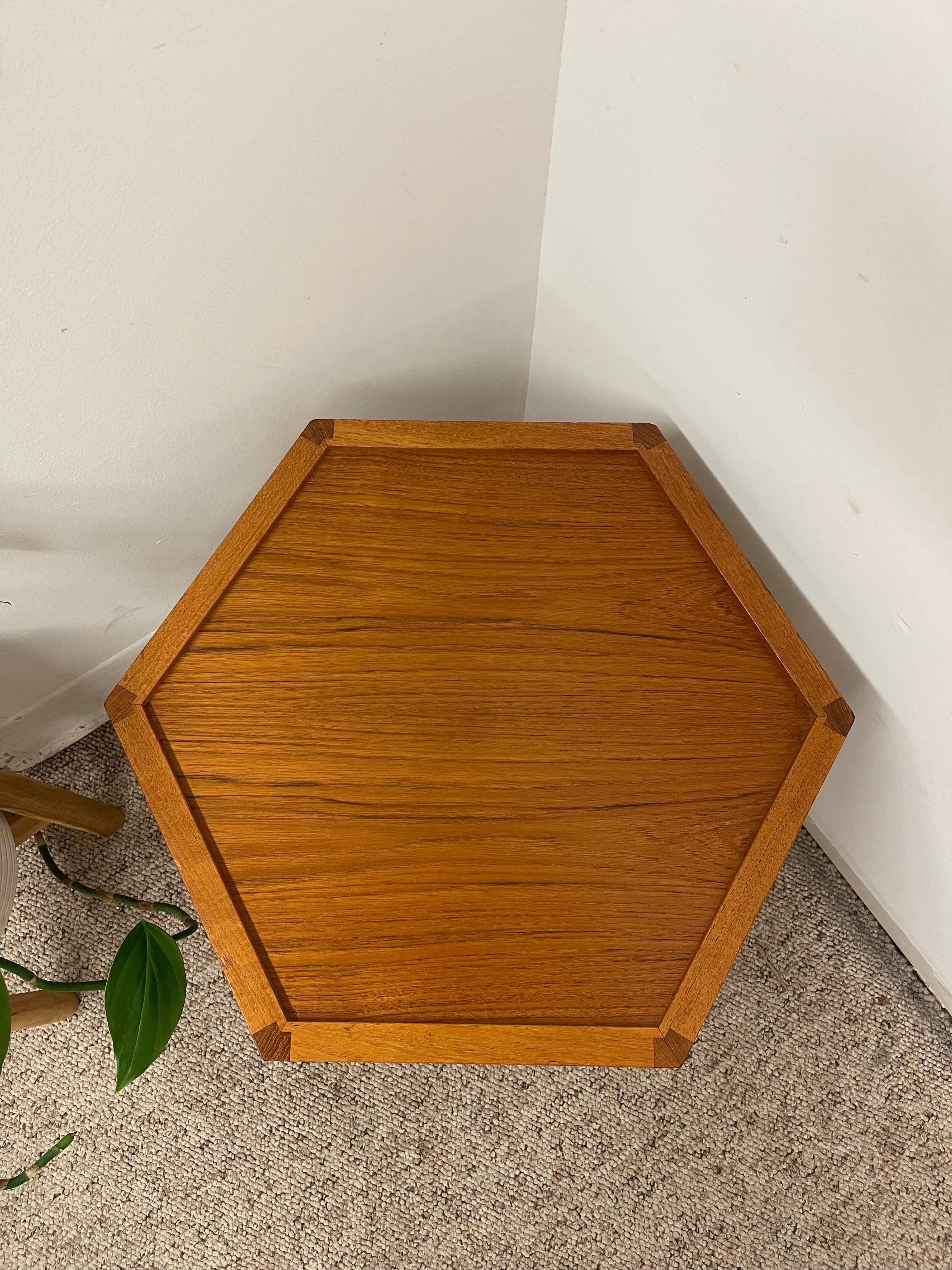 Mid-Century Danish Teakwood Hexagonal Side Table by Hans Christian Anderson. en venta 2