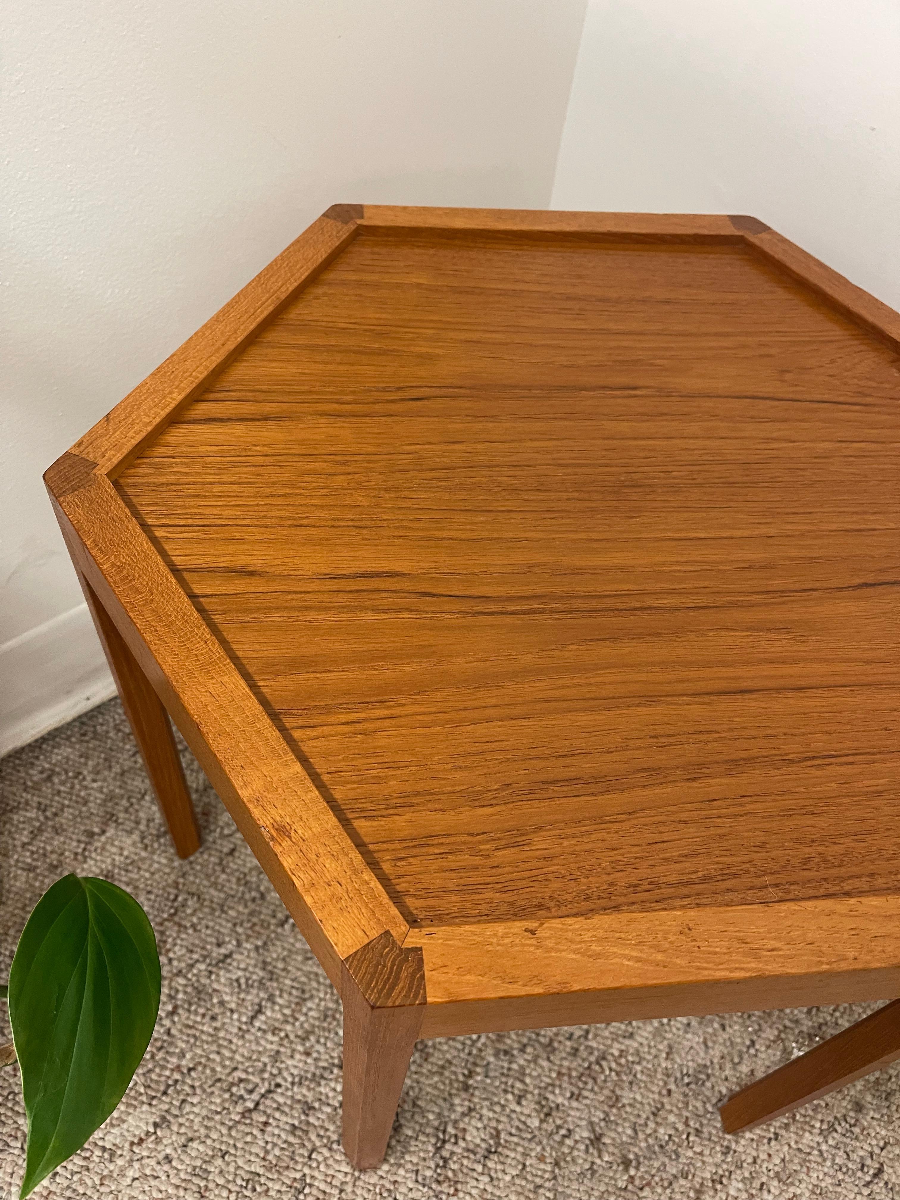 Mid-Century Danish Teakwood Hexagonal Side Table by Hans Christian Anderson. en venta 3