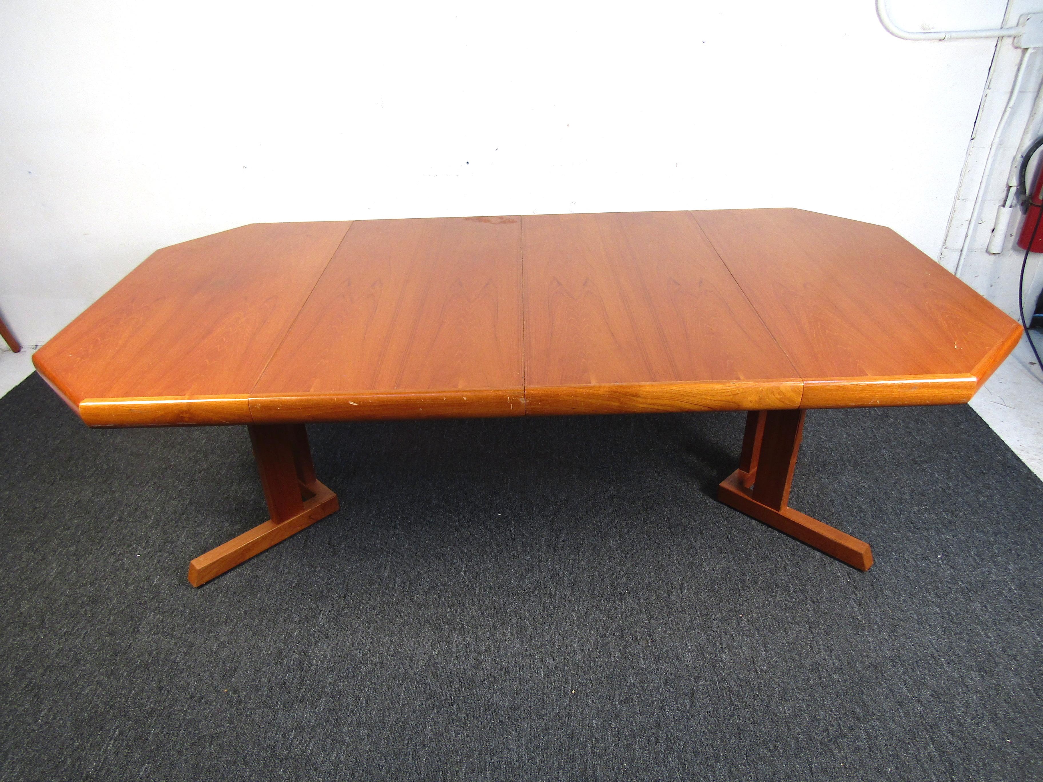 Mid-Century Danish Teak Dining Set with Four Chairs In Good Condition In Brooklyn, NY
