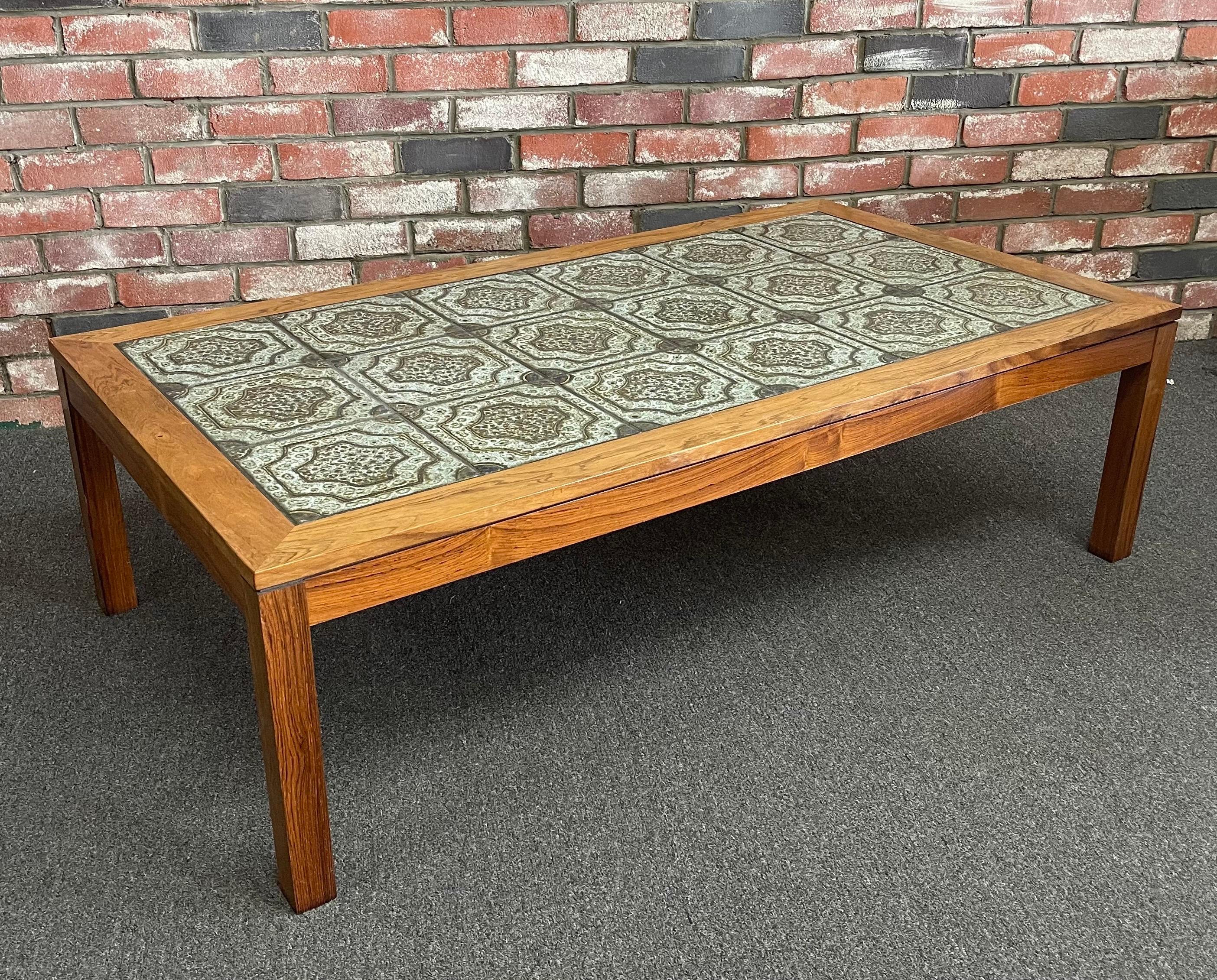 A very cool Mid-Century Modern Danish ceramic tile and rosewood coffee table by Findahls Møbelfabrik, circa 1960s. The piece is in very good vintage condition and would make a statement in any MCM living space. The table measures 53.25