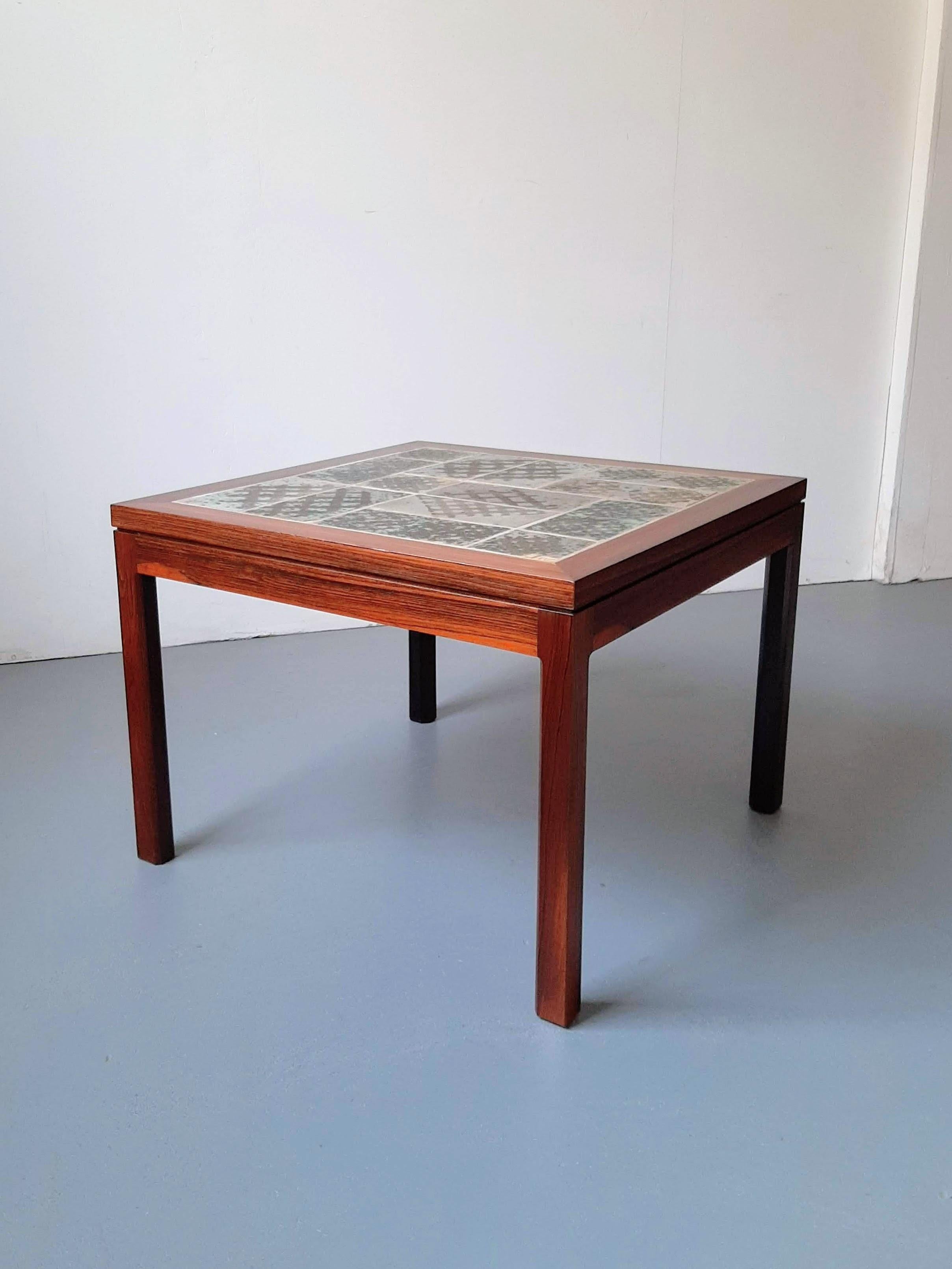 Beistelltisch aus Palisanderholz der 1970er Jahre mit schönen unglasierten, handbemalten Keramikfliesen von Tue Poulsen. Der Tisch trägt seine unverwechselbare 