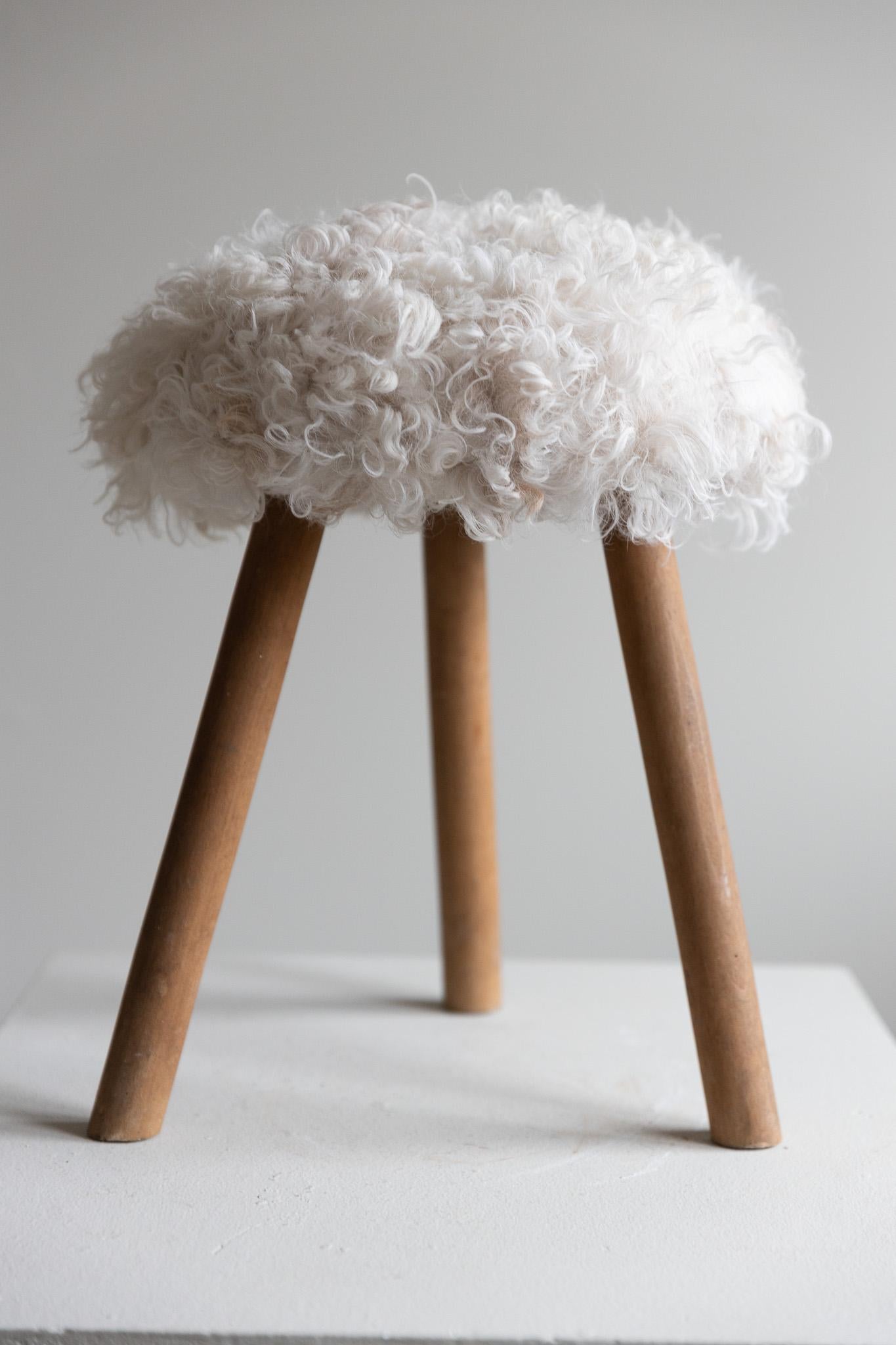 Mid-Century Danish Tripod Stool in Beech, Reupholstered in Lambswool, 1960s In Good Condition For Sale In Odense, DK