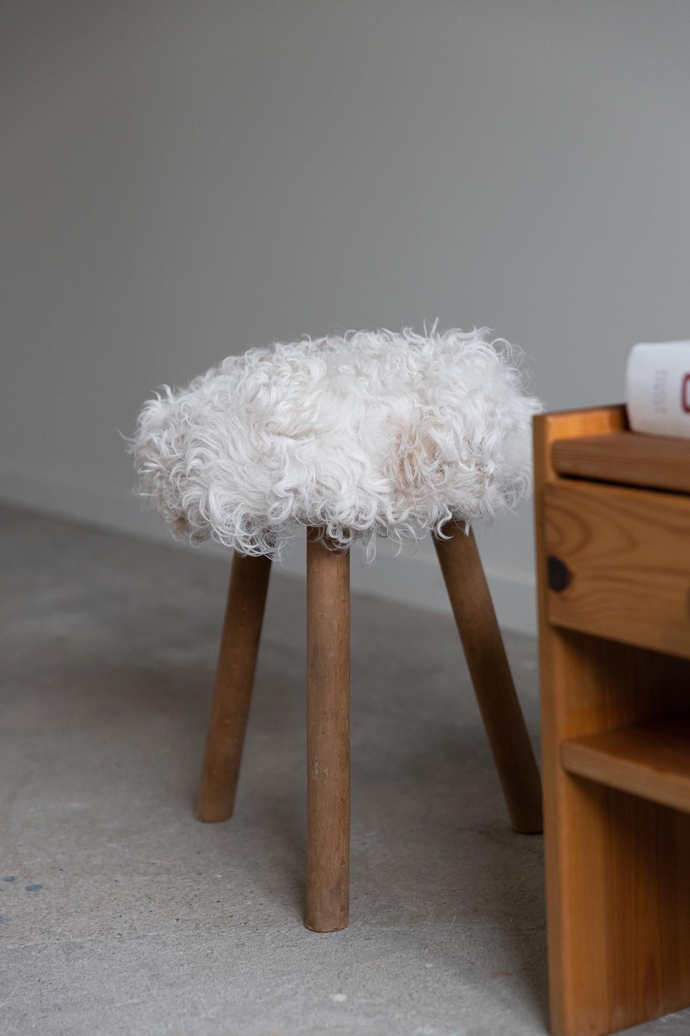 Mid-Century Danish Tripod Stool in Beech, Reupholstered in Lambswool, 1960s For Sale 1