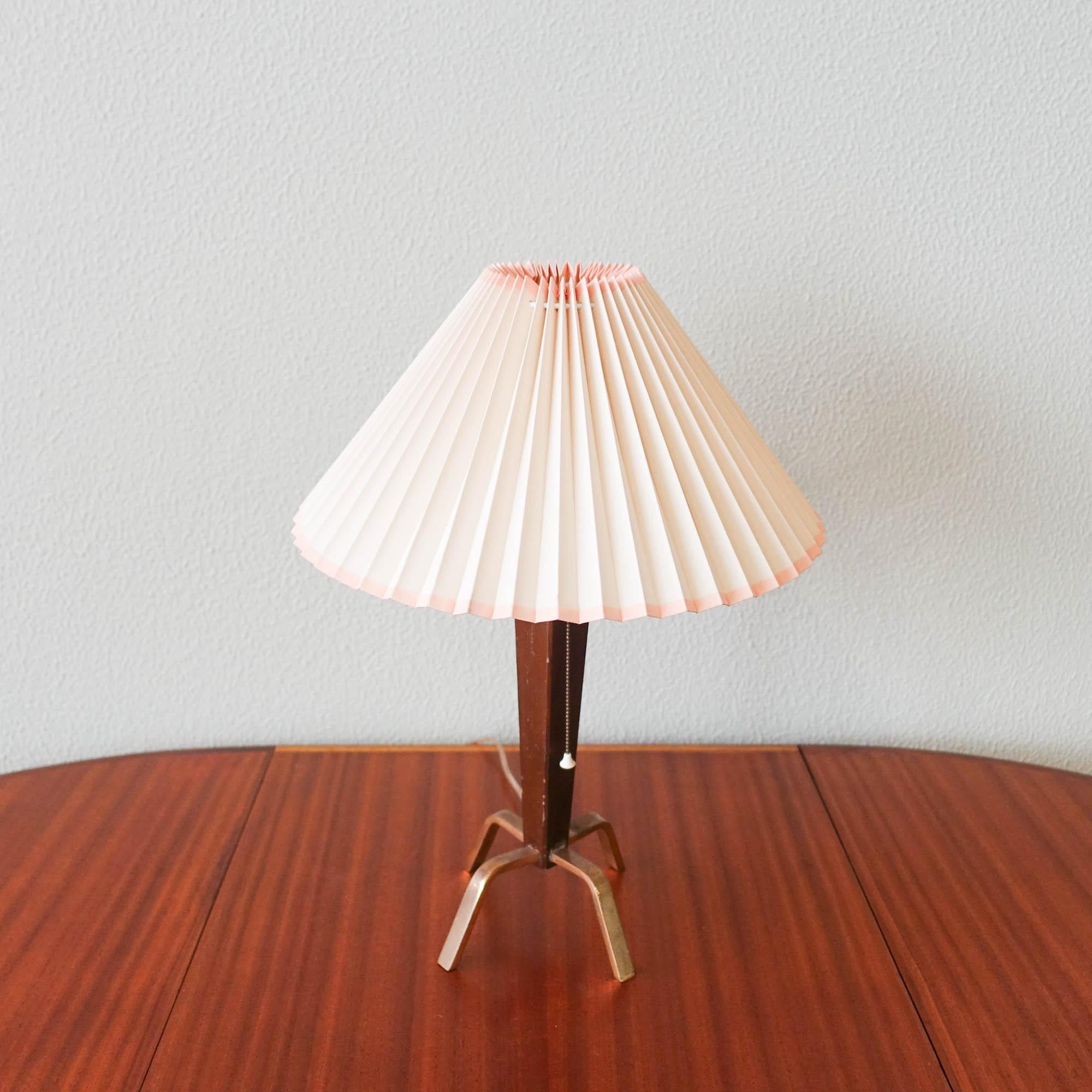 Mid-Century Danish Table Lamp in Wood & Brass, 1950s In Good Condition For Sale In Lisboa, PT