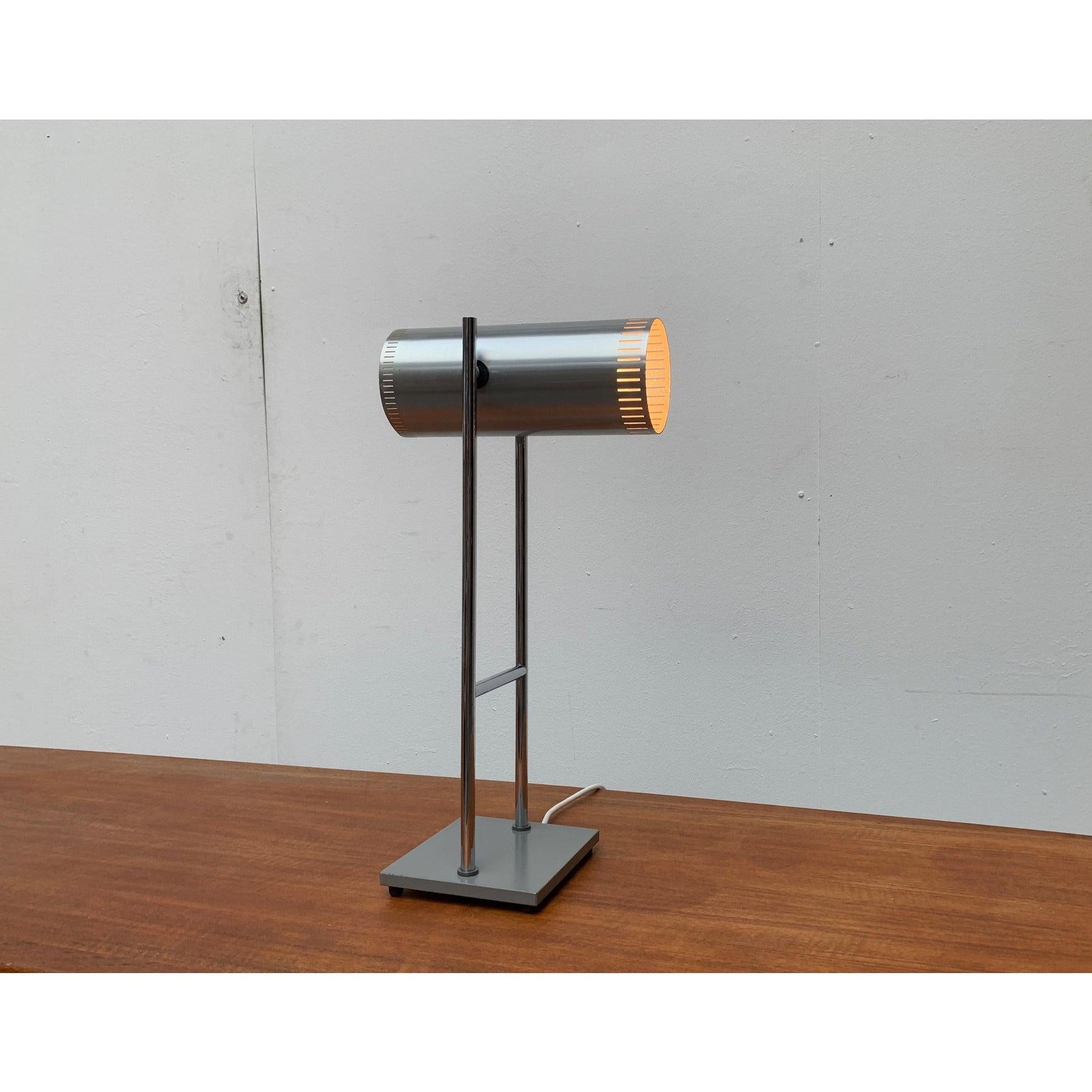 Rare trombone table lamp from the Danish manufacturer Fog & Mørup after a design by Jo Hammerborg from the 60s.

A minimalist design. The luminaire head consists of a simple aluminum cylinder. The only award is a perforation at the upper and lower