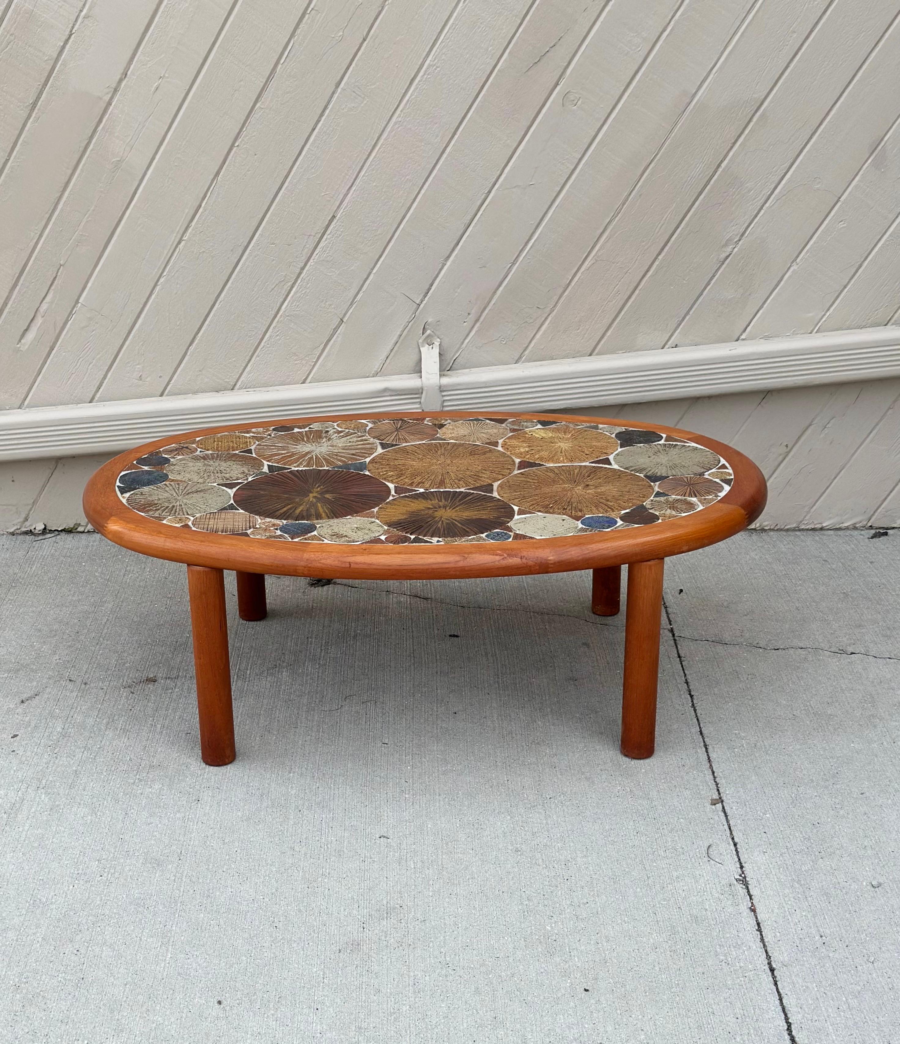 Mid-Century Modern Table basse ovale danoise du milieu du siècle dernier de Tue Poulsen pour Haslev en teck et céramique en vente