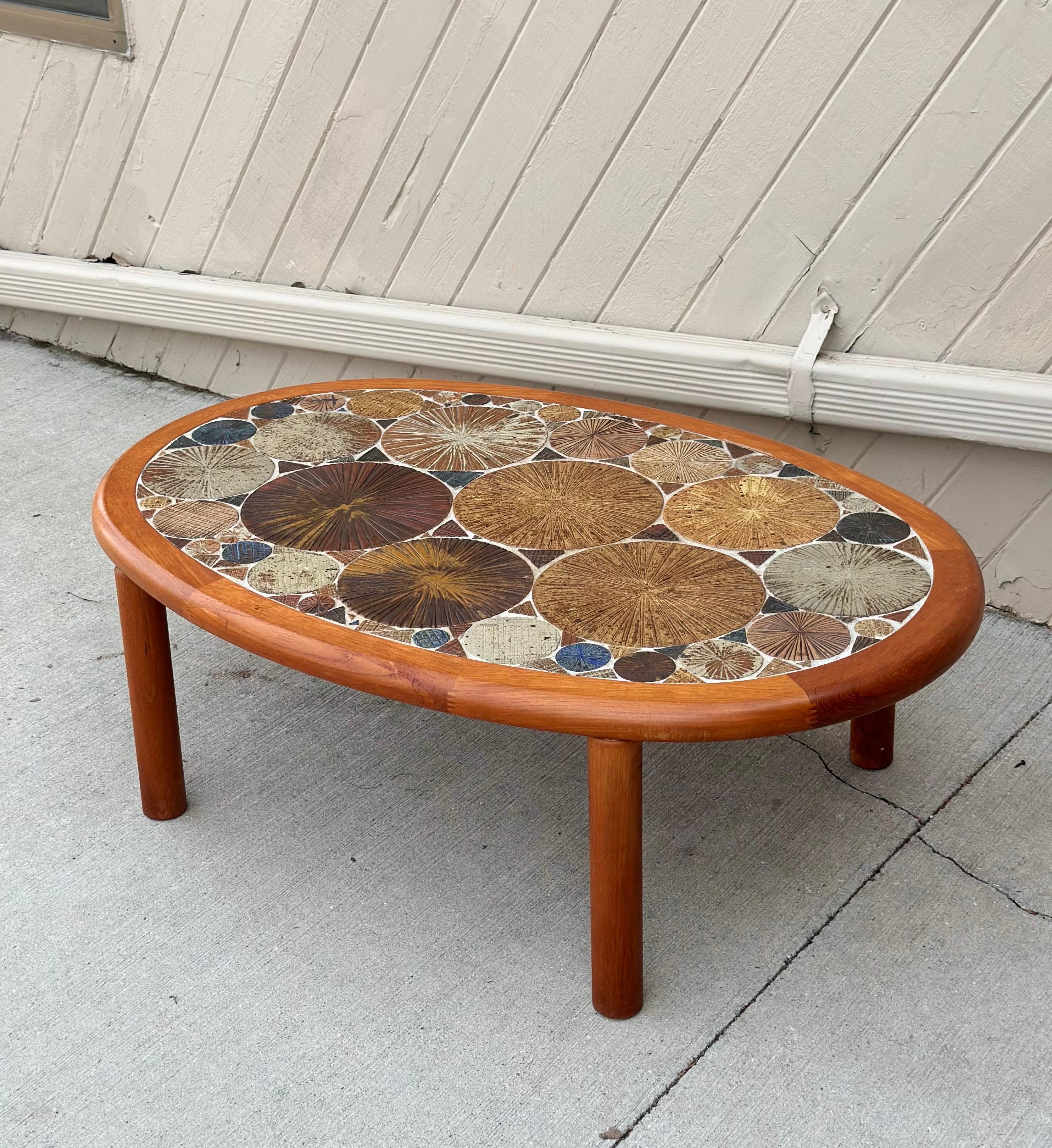 Table basse ovale danoise du milieu du siècle dernier de Tue Poulsen pour Haslev en teck et céramique Bon état - En vente à Farmington Hills, MI