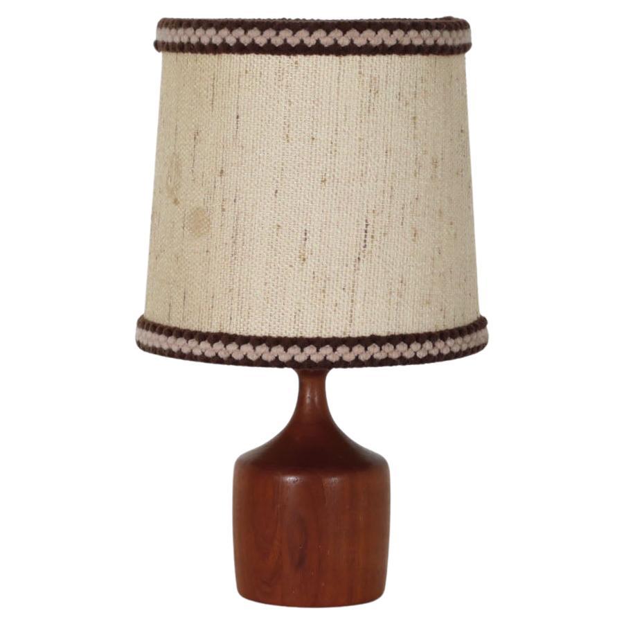 Dänische gedrechselte Holz-Tischlampe aus der Mitte des Jahrhunderts mit Stoffschirm