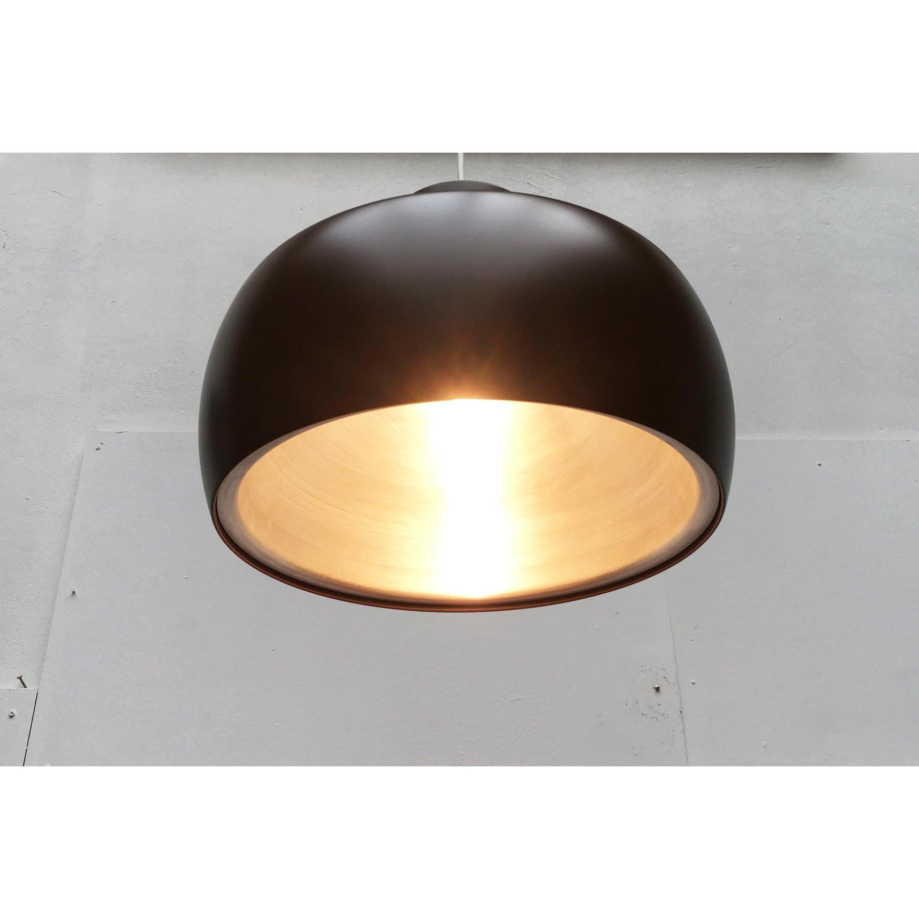 Rara lampada a sospensione della manifattura danese Schrøder-Kemi/ASK su disegno di Bent Karlby degli anni '60.

L'imponente corpo della lampada mostra un linguaggio di design organico con le sue curve morbide. Il paralume è realizzato in fibra di