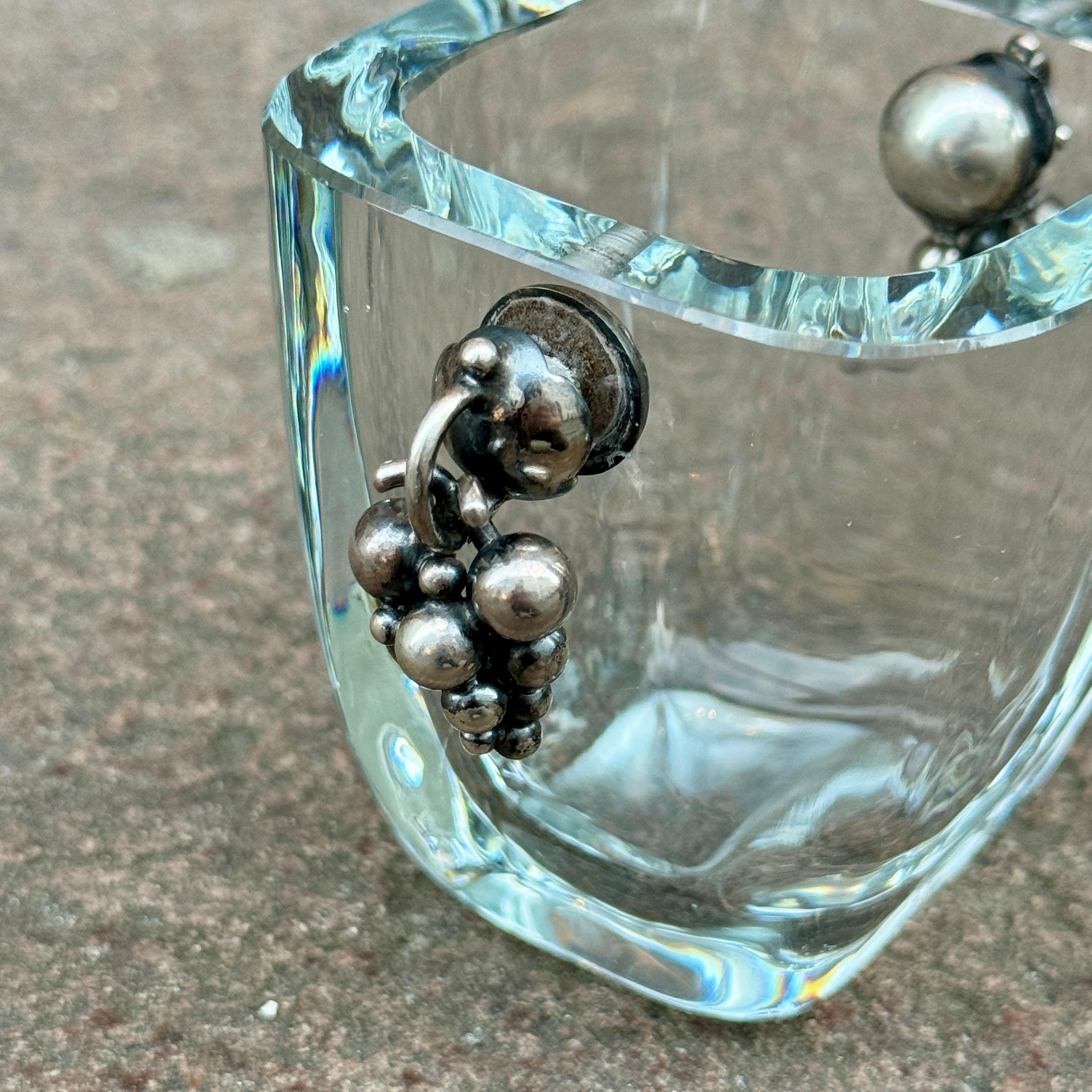 Mid-Century moderno Piccolo vaso danese in vetro con uva in argento, A. Dragsted in vendita
