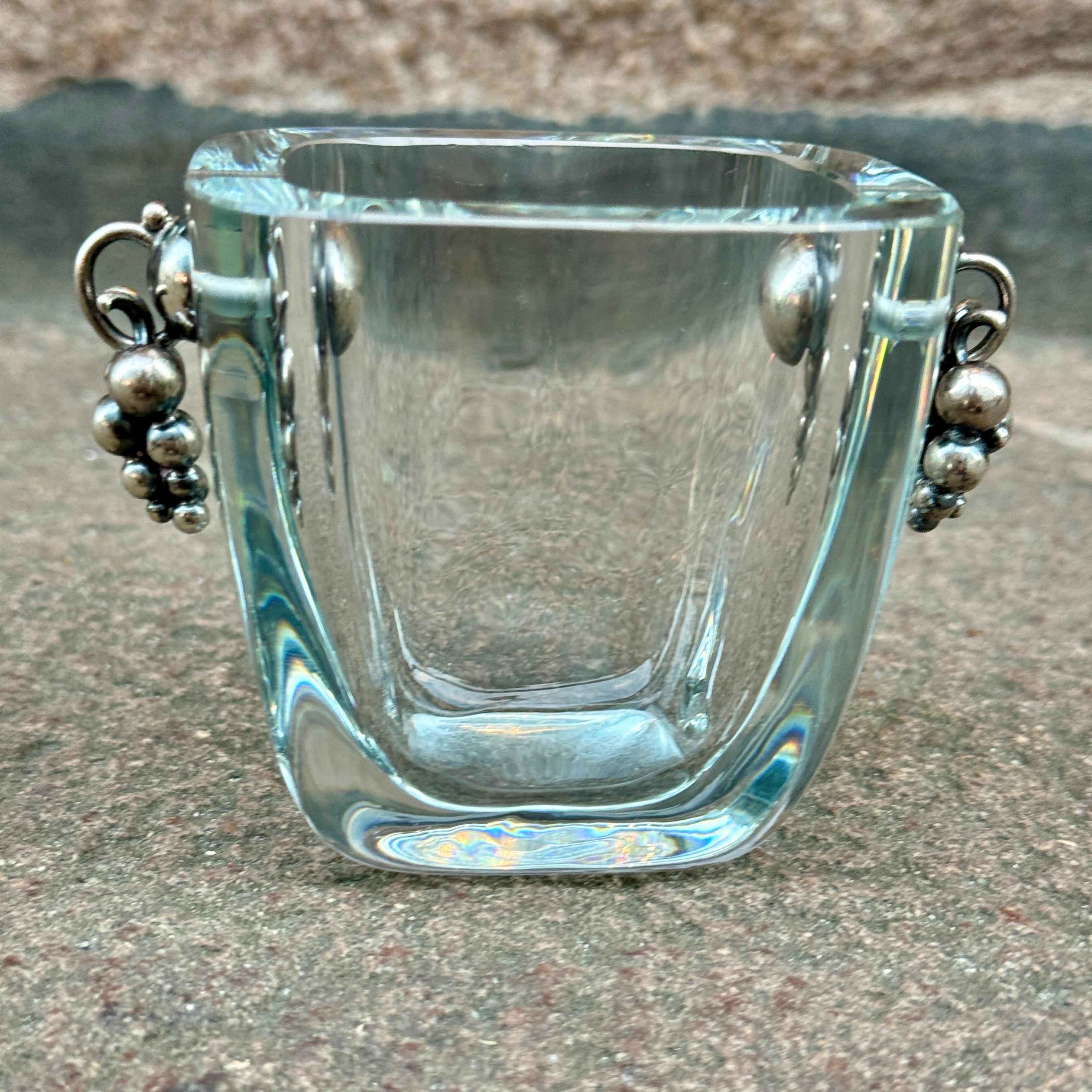 XX secolo Piccolo vaso danese in vetro con uva in argento, A. Dragsted in vendita