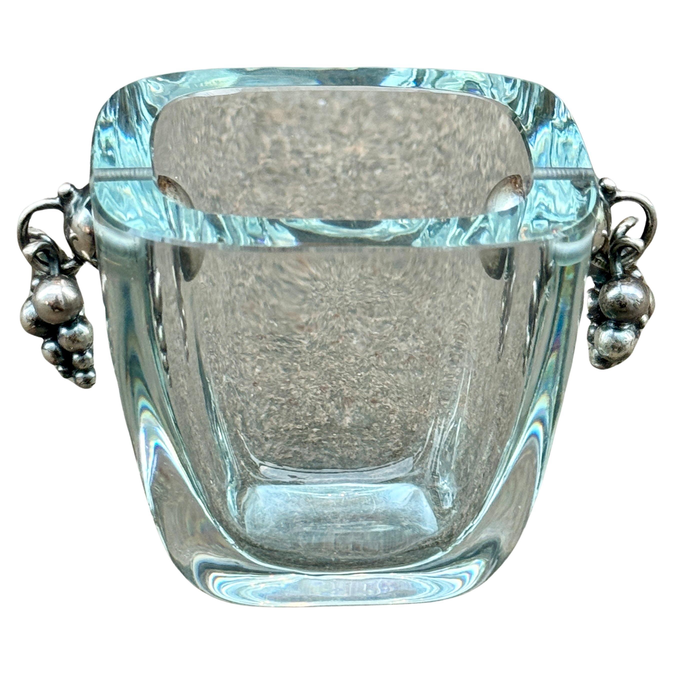 Vaso danese di metà secolo in vetro con manici in argento sterling. Can può essere utilizzato per stuzzicadenti, sigarette o posacenere. Questo splendido vaso è firmato e marchiato Dragsted e il vetro è di Stromberg. 
