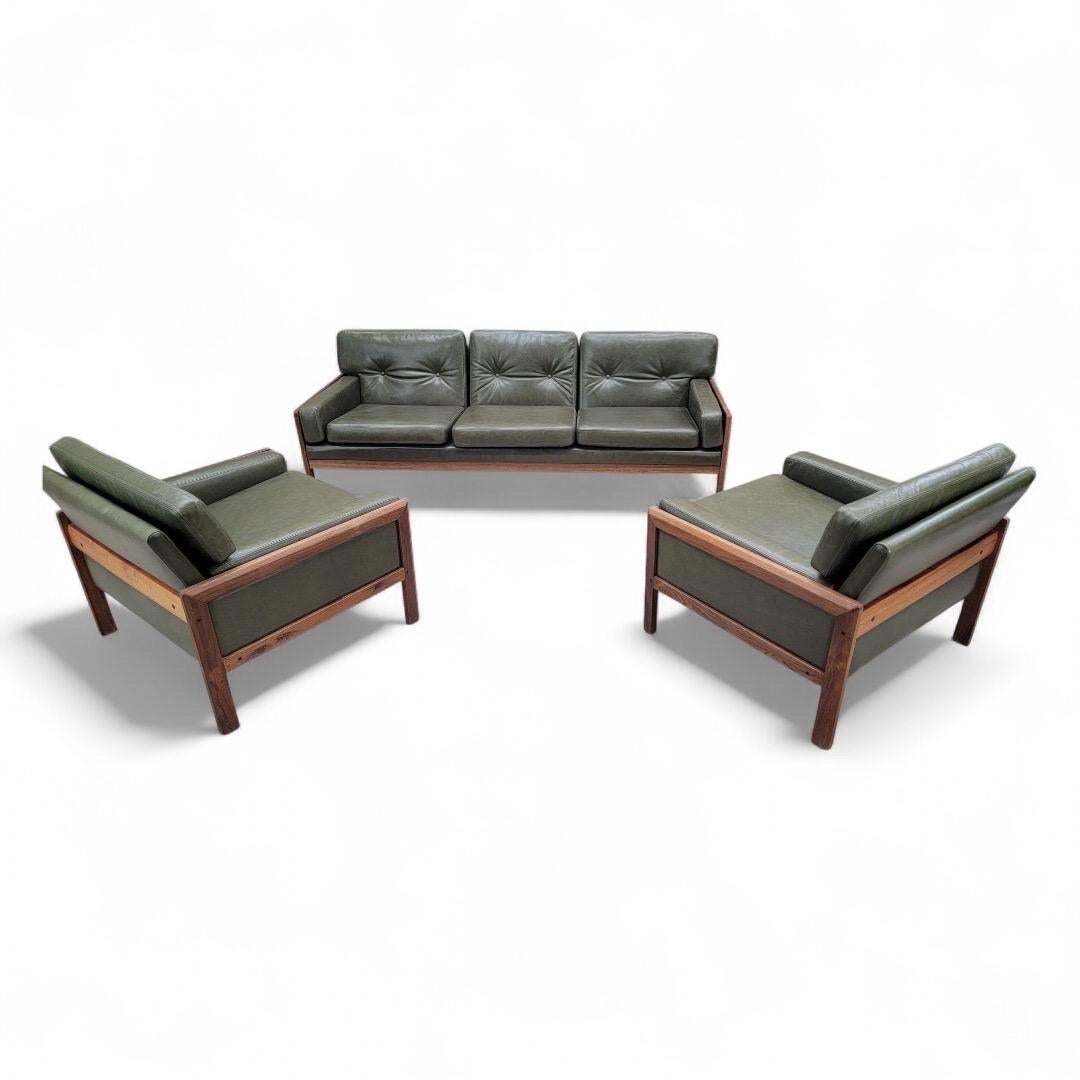 Canapé et fauteuils club en teck touffeté danois du milieu du siècle, récemment retapissés en cuir souple italien pleine fleur de couleur vert chasseur 

Cet ensemble danois MCM offre non seulement un confort inégalé, mais ajoute également une
